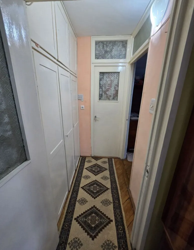 Apartament 2 camere Micro 16 etaj 1 ! - Se oferă spre vânzare un apartament cu 2 camere, situat în cartierul Micro 16, într-o zonă liniștită, ideală pentru locuit. Imobilul este amplasat la etajul 1 și are o suprafață totală generoasă de 77 mp.
Apartamentul este bine compartimentat și cuprinde:
2 camere
bucătărie spațioasă cu debara
hol de intrare cu spațiu de depozitare
hol secundar cu vestibul
baie cu cadă și geam (ventilație naturală)
balcon închis

Dotări și beneficii:
centrală termică proprie funcțională
geamuri termopan cu tâmplărie PVC
balcon închis cu termopan
izolație termică exterioară
ușă metalică de siguranță
interfon

Apartamentul se vinde complet mobilat, exact ca în poze. În preț sunt incluse mobilierul, canapelele și o mașină de spălat funcțională.

În imediata apropiere există magazine , parcuri , farmacii , statie de bus , 

Se poate rezerva loc de parcare în fața blocului !

Este o alegere potrivită atât pentru locuit, cât și pentru investiție.

Prețul este ușor negociabil !