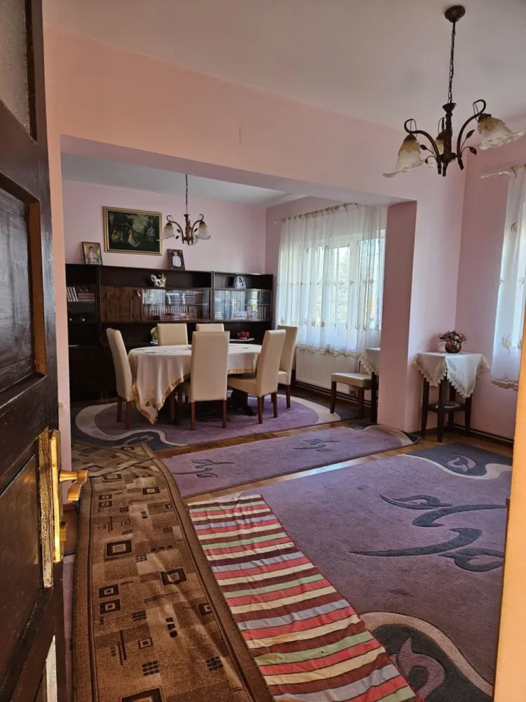 Casă 2 familii / firmă + livadă Satu Mare - Cionchești - Casă 2 familii / firmă + livadă in Cionchești – la doar 2 minute de Satu Mare, zonă liniștită, acces rapid.
Ideală pentru familie mare sau sediu firmă – investiție excelentă!
Teren: 1700 mp
Suprafață construită: 380 mp
Proprietate formată din 2 locuințe separate
Casa principală: 3 dormitoare, 2 băi mari, living spațios și luminos, 2 holuri mari, balcon, terasă mare
A doua locuință (perfectă pentru familie separată sau firmă): 2 camere, bucătărie, terasa inchisa 
In spate - cămară alimente, cameră tehnică, garaj, terasă, atelier / cameră scule, spații depozitare
Dotări moderne: pompă de căldură (achiziționată), panouri fotovoltaice + prosumator (costuri reduse la energie), panou solar pentru apă caldă, izolație exterioară cu polistiren, ferestre termopan, parchet masiv
Exterior: livadă cu pomi fructiferi, vie întreținută, curte mare - ideală pentru relaxare, cuptor + barbeque din cărămidă
Se vinde complet mobilată și utilată – gata de mutat imediat.
Potrivit pentru: familie mare, sediu firmă / birouri, investiție, activitate comercială
