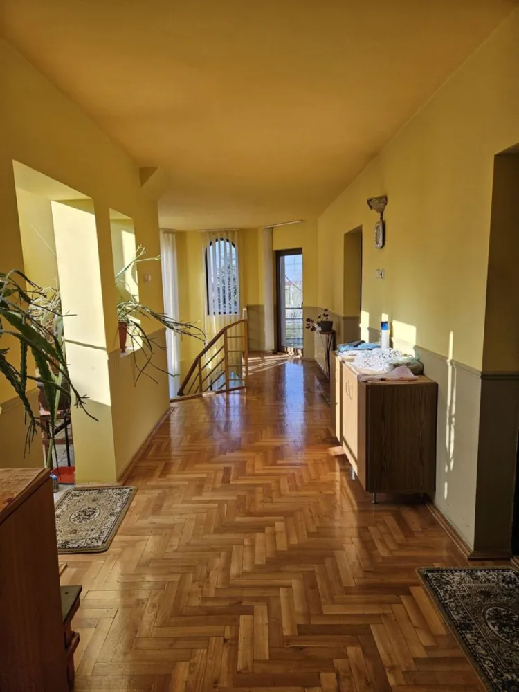 Casă 2 familii / firmă + livadă Satu Mare - Cionchești - Casă 2 familii / firmă + livadă in Cionchești – la doar 2 minute de Satu Mare, zonă liniștită, acces rapid.
Ideală pentru familie mare sau sediu firmă – investiție excelentă!
Teren: 1700 mp
Suprafață construită: 380 mp
Proprietate formată din 2 locuințe separate
Casa principală: 3 dormitoare, 2 băi mari, living spațios și luminos, 2 holuri mari, balcon, terasă mare
A doua locuință (perfectă pentru familie separată sau firmă): 2 camere, bucătărie, terasa inchisa 
In spate - cămară alimente, cameră tehnică, garaj, terasă, atelier / cameră scule, spații depozitare
Dotări moderne: pompă de căldură (achiziționată), panouri fotovoltaice + prosumator (costuri reduse la energie), panou solar pentru apă caldă, izolație exterioară cu polistiren, ferestre termopan, parchet masiv
Exterior: livadă cu pomi fructiferi, vie întreținută, curte mare - ideală pentru relaxare, cuptor + barbeque din cărămidă
Se vinde complet mobilată și utilată – gata de mutat imediat.
Potrivit pentru: familie mare, sediu firmă / birouri, investiție, activitate comercială