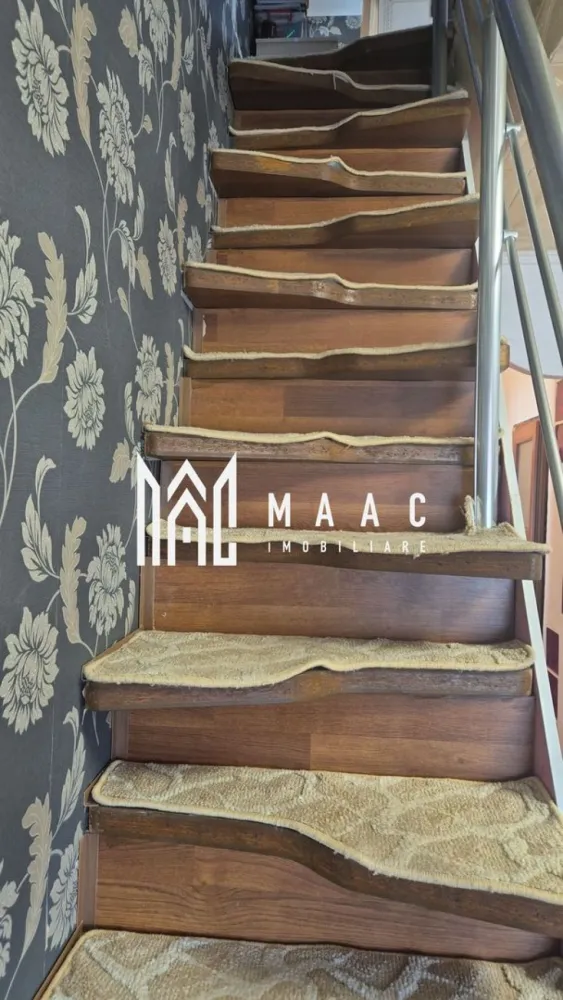 Apartament 3 camere | 61MPU | Pivnita | Zona Lazaret - MAAC Imobiliare vă prezintă un apartament cu 3 camere situat la mansardă, perfect pentru cei care caută confort, liniște și acces rapid către toate punctele de interes din Sibiu.

 Caracteristici principale:

 Suprafață utilă: 61 mp.
 3 camere (2 dormitoare).
 Bucătărie separată.
 Baie + baie de serviciu.
 Etaj: 5 (mansardă).
 Se vinde complet mobilat.
 Imobil construit în 2010.
 Include pivniță.

 Dotări și facilități:

Centrală proprie și calorifere.
Uși și ferestre termopan.
Acces rapid la mijloace de transport și străzi asfaltate.

Pentru mai multe detalii specificatii telefonic ca ati vazut anuntul cu ID: CP2590886