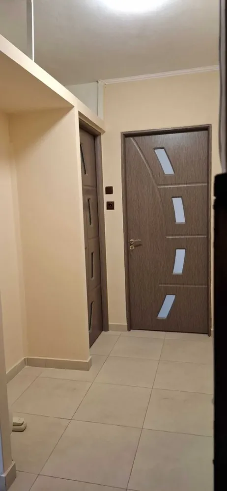 BRASADAS vinde ap 2 cam etaj 3/4 in Micro 15. - Agentia Imobiliara BRASADAS vinde apartament cu 2 camere in zona Careiului situat la etajul 3/4 intr-o zona foarte buna,linistita ,frumos amenajat, Blocul este situat in Micro 15 .
In apropiere se afla multe magazine, scoala, parc,loc de joaca pt copii,statie de autobuz ,piata ,spital,etc
Apartamentul are o suprafata utila de 41 mp,cu balcon inchis,recent a fost renovat si finisat complet,izolat la exterior, geamurile termopan,toate usile inclusiv si usa de la intrare noua ,centrala termica montat recent,instalatie noua,parchet laminat, gresie si faianta in baie si bucatarie .
Apartamentul este luminos avand o asezare de nord-est . 
Intrarea in bloc cu usa din termopan si acces cu interfon.
Imobilul imediat ocupabil.
Pentru mai multe oferte accesați www.brasadas.com.