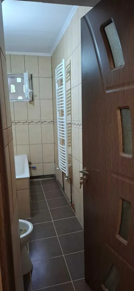 BRASADAS vinde ap 2 cam etaj 3/4 in Micro 15. - Agentia Imobiliara BRASADAS vinde apartament cu 2 camere in zona Careiului situat la etajul 3/4 intr-o zona foarte buna,linistita ,frumos amenajat, Blocul este situat in Micro 15 .
In apropiere se afla multe magazine, scoala, parc,loc de joaca pt copii,statie de autobuz ,piata ,spital,etc
Apartamentul are o suprafata utila de 41 mp,cu balcon inchis,recent a fost renovat si finisat complet,izolat la exterior, geamurile termopan,toate usile inclusiv si usa de la intrare noua ,centrala termica montat recent,instalatie noua,parchet laminat, gresie si faianta in baie si bucatarie .
Apartamentul este luminos avand o asezare de nord-est . 
Intrarea in bloc cu usa din termopan si acces cu interfon.
Imobilul imediat ocupabil.
Pentru mai multe oferte accesați www.brasadas.com.
