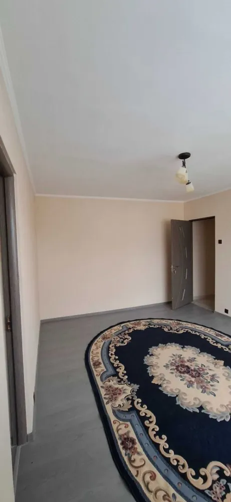 BRASADAS vinde ap 2 cam etaj 3/4 in Micro 15. - Agentia Imobiliara BRASADAS vinde apartament cu 2 camere in zona Careiului situat la etajul 3/4 intr-o zona foarte buna,linistita ,frumos amenajat, Blocul este situat in Micro 15 .
In apropiere se afla multe magazine, scoala, parc,loc de joaca pt copii,statie de autobuz ,piata ,spital,etc
Apartamentul are o suprafata utila de 41 mp,cu balcon inchis,recent a fost renovat si finisat complet,izolat la exterior, geamurile termopan,toate usile inclusiv si usa de la intrare noua ,centrala termica montat recent,instalatie noua,parchet laminat, gresie si faianta in baie si bucatarie .
Apartamentul este luminos avand o asezare de nord-est . 
Intrarea in bloc cu usa din termopan si acces cu interfon.
Imobilul imediat ocupabil.
Pentru mai multe oferte accesați www.brasadas.com.
