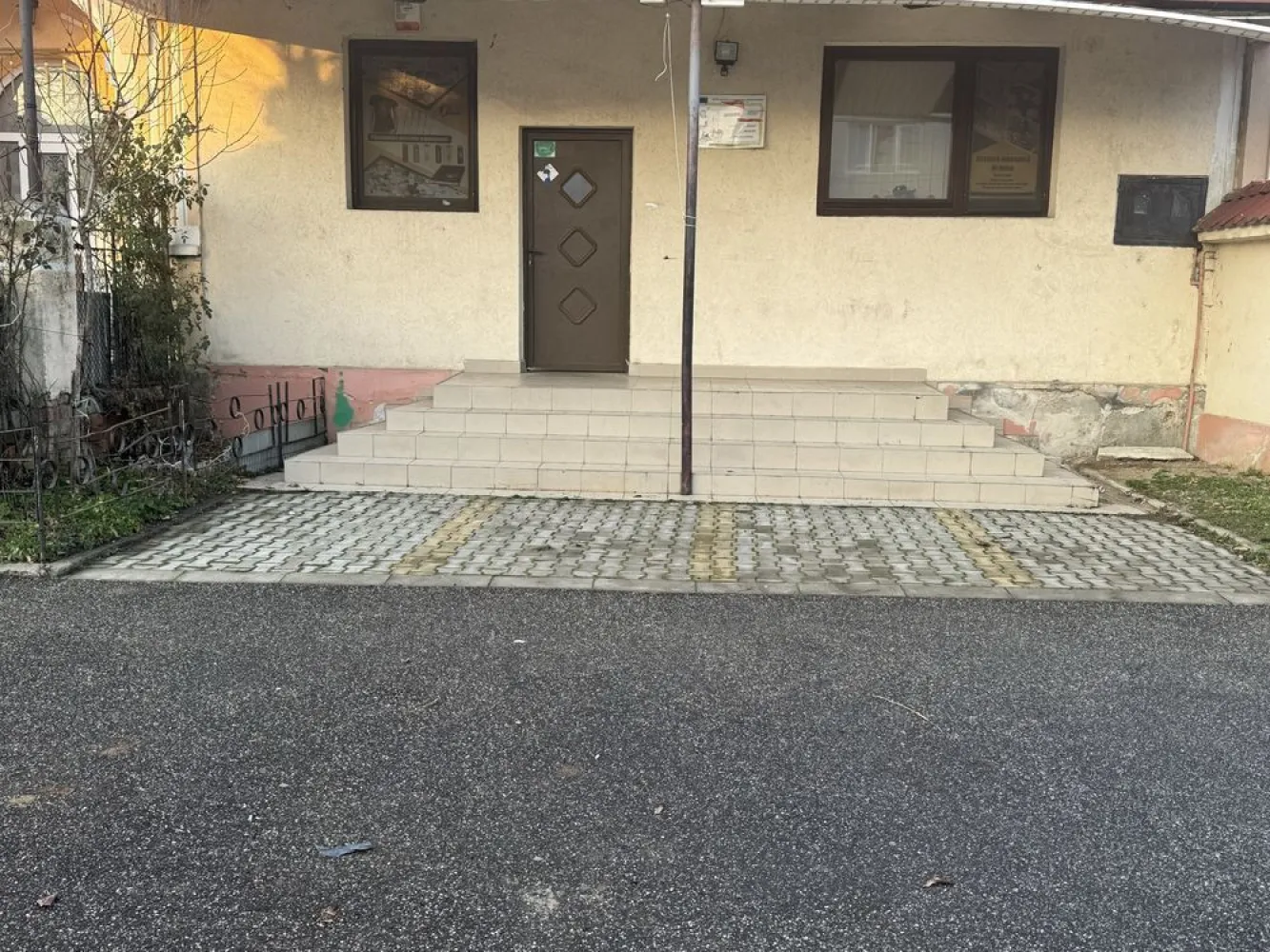 BRASADAS vinde ap Titulescu 100 mp + curte privată birou - Agenția BRASADAS vinde apartament / spatiu comercial spațios, situat la curte, pe strada Gabriel Georgescu, la intrarea în cartierul Titulescu – zonă accesibilă, aproape de centru, ideală atât pentru locuit, cât și pentru activități comerciale.

Locuința are 100 mp utili, împărțiți în 4 camere + hol generos, cu baie spațioasă și dotări complete.

Curtea privată are acces direct din stradă – perfectă pentru parcare sau zonă de relaxare. În plus, proprietatea beneficiază de 60 mp cotă parte din curtea comună, unde se află și un depozit/garaj metalic util pentru depozitare.

Utilități disponibile:
 • Curent trifazic 380V
 • Grup sanitar complet
 • Geamuri mari, cu lumină naturală bună
 • Spațiu bine întreținut, versatil și adaptabil

Este o alegere ideală pentru cei care doresc o locuință cu acces facil, dar și pentru profesii liberale, birouri, cabinete sau activități independente.

Pentru mai multe oferte accesați www.brasadas.com.