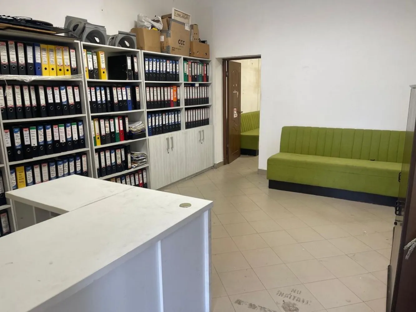 BRASADAS vinde ap Titulescu 100 mp + curte privată birou - Agenția BRASADAS vinde apartament / spatiu comercial spațios, situat la curte, pe strada Gabriel Georgescu, la intrarea în cartierul Titulescu – zonă accesibilă, aproape de centru, ideală atât pentru locuit, cât și pentru activități comerciale.

Locuința are 100 mp utili, împărțiți în 4 camere + hol generos, cu baie spațioasă și dotări complete.

Curtea privată are acces direct din stradă – perfectă pentru parcare sau zonă de relaxare. În plus, proprietatea beneficiază de 60 mp cotă parte din curtea comună, unde se află și un depozit/garaj metalic util pentru depozitare.

Utilități disponibile:
 • Curent trifazic 380V
 • Grup sanitar complet
 • Geamuri mari, cu lumină naturală bună
 • Spațiu bine întreținut, versatil și adaptabil

Este o alegere ideală pentru cei care doresc o locuință cu acces facil, dar și pentru profesii liberale, birouri, cabinete sau activități independente.

Pentru mai multe oferte accesați www.brasadas.com.