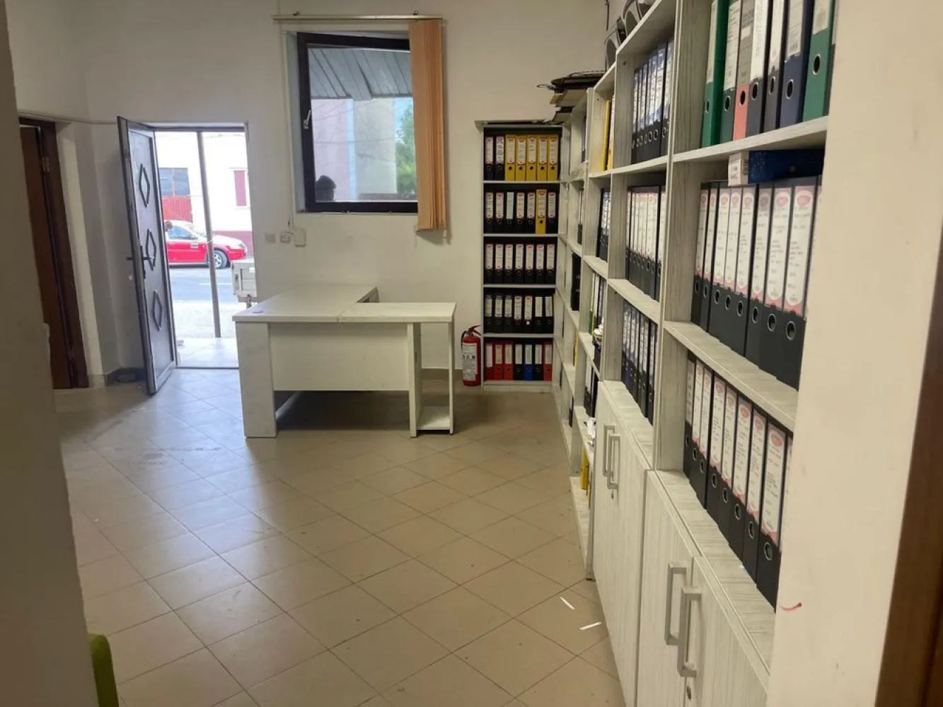 BRASADAS vinde ap Titulescu 100 mp + curte privată birou - Agenția BRASADAS vinde apartament / spatiu comercial spațios, situat la curte, pe strada Gabriel Georgescu, la intrarea în cartierul Titulescu – zonă accesibilă, aproape de centru, ideală atât pentru locuit, cât și pentru activități comerciale.

Locuința are 100 mp utili, împărțiți în 4 camere + hol generos, cu baie spațioasă și dotări complete.

Curtea privată are acces direct din stradă – perfectă pentru parcare sau zonă de relaxare. În plus, proprietatea beneficiază de 60 mp cotă parte din curtea comună, unde se află și un depozit/garaj metalic util pentru depozitare.

Utilități disponibile:
 • Curent trifazic 380V
 • Grup sanitar complet
 • Geamuri mari, cu lumină naturală bună
 • Spațiu bine întreținut, versatil și adaptabil

Este o alegere ideală pentru cei care doresc o locuință cu acces facil, dar și pentru profesii liberale, birouri, cabinete sau activități independente.

Pentru mai multe oferte accesați www.brasadas.com.