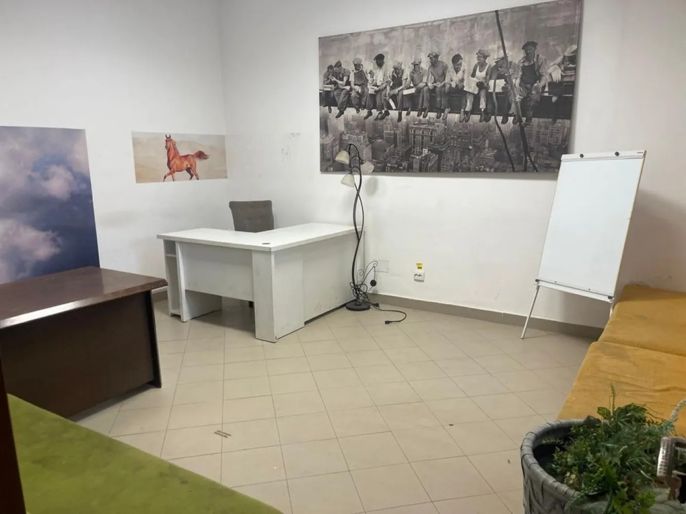 BRASADAS vinde ap Titulescu 100 mp + curte privată birou - Agenția BRASADAS vinde apartament / spatiu comercial spațios, situat la curte, pe strada Gabriel Georgescu, la intrarea în cartierul Titulescu – zonă accesibilă, aproape de centru, ideală atât pentru locuit, cât și pentru activități comerciale.

Locuința are 100 mp utili, împărțiți în 4 camere + hol generos, cu baie spațioasă și dotări complete.

Curtea privată are acces direct din stradă – perfectă pentru parcare sau zonă de relaxare. În plus, proprietatea beneficiază de 60 mp cotă parte din curtea comună, unde se află și un depozit/garaj metalic util pentru depozitare.

Utilități disponibile:
 • Curent trifazic 380V
 • Grup sanitar complet
 • Geamuri mari, cu lumină naturală bună
 • Spațiu bine întreținut, versatil și adaptabil

Este o alegere ideală pentru cei care doresc o locuință cu acces facil, dar și pentru profesii liberale, birouri, cabinete sau activități independente.

Pentru mai multe oferte accesați www.brasadas.com.