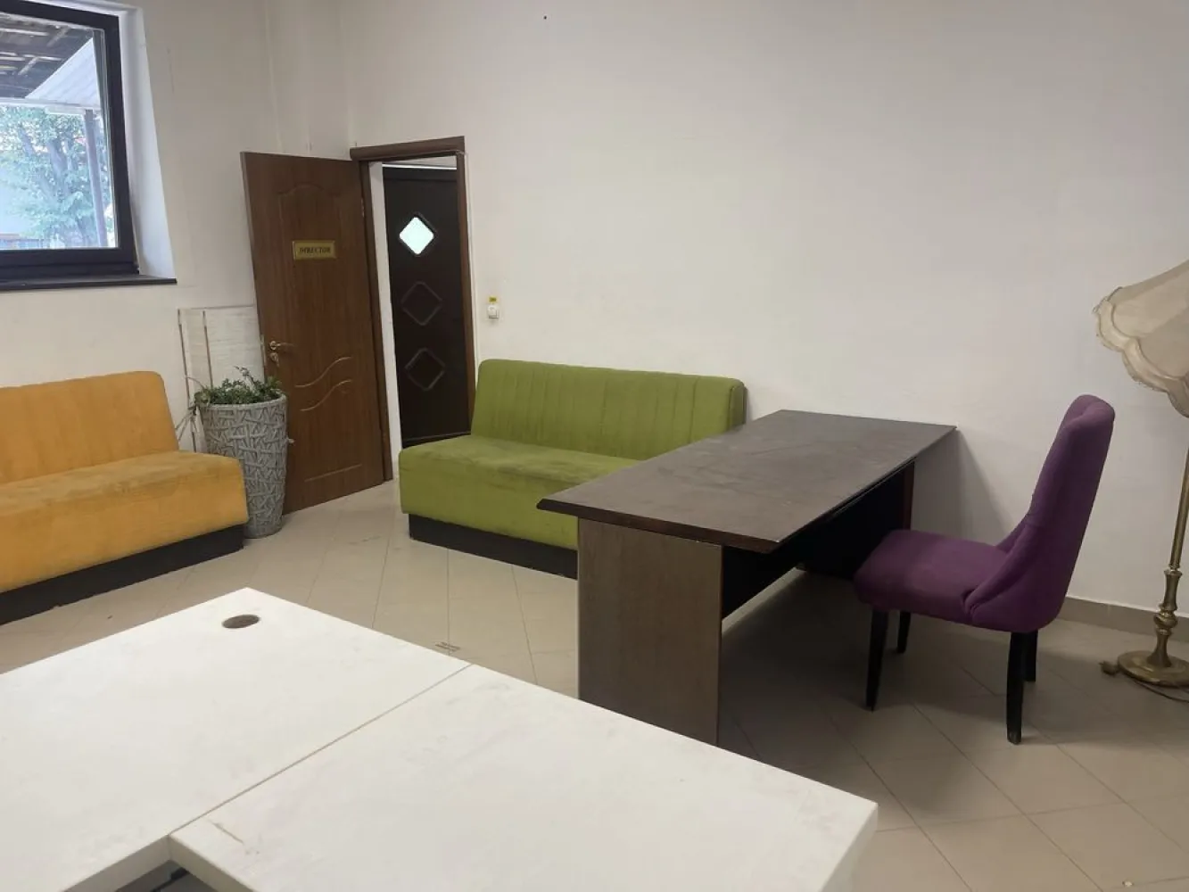 BRASADAS vinde ap Titulescu 100 mp + curte privată birou - Agenția BRASADAS vinde apartament / spatiu comercial spațios, situat la curte, pe strada Gabriel Georgescu, la intrarea în cartierul Titulescu – zonă accesibilă, aproape de centru, ideală atât pentru locuit, cât și pentru activități comerciale.

Locuința are 100 mp utili, împărțiți în 4 camere + hol generos, cu baie spațioasă și dotări complete.

Curtea privată are acces direct din stradă – perfectă pentru parcare sau zonă de relaxare. În plus, proprietatea beneficiază de 60 mp cotă parte din curtea comună, unde se află și un depozit/garaj metalic util pentru depozitare.

Utilități disponibile:
 • Curent trifazic 380V
 • Grup sanitar complet
 • Geamuri mari, cu lumină naturală bună
 • Spațiu bine întreținut, versatil și adaptabil

Este o alegere ideală pentru cei care doresc o locuință cu acces facil, dar și pentru profesii liberale, birouri, cabinete sau activități independente.

Pentru mai multe oferte accesați www.brasadas.com.
