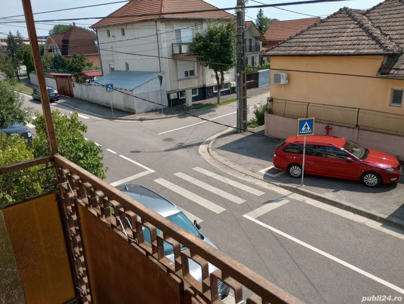 Ag BRASADAS vinde apt 3 camere la casa cu teren Axente Sever - Agenția BRASADAS vinde apartament in casa individuala tip P+1 Etaj si teren (singur in curte) in locul unui apartament la bloc.

Sufrageria de la parter are suprafata de 24 mp si se poate reconfigura modern in living + bucatarie.

Casa pretabila ca si locuinta, cabinet medical, cabinet stomatologic, sediu de firma.

Casa P+1 Etaj, singur in curte, construita in 1979 in Satu Mare, str Axente Sever colt cu str Argesului (900 m de la casa pe str Argesului pana la magazin LIDL din str Rodnei):
Suprafata totala de casa 112 mp este dispusa pe 2 nivele P+1 Etaj respectiv:
- parter 56 mp compus din 1 camera de 24 mp, 1 bucatarie, 1 baie, hol (beci cu intrare din hol parter)
- etaj 56 mp compus din 2 camere, 1 baie, hol si 1 balcon
Suprafata totala de teren 100 mp (singur in curte) din care ocupata la sol de casa 56 mp

Fundatie solida si inalta (are si beci cu coborare din holul de la parter), constructie realizata in anul 1979, peretii interiori exteriori sunt din caramida, se poate mansarda ca si la casa vecina.
Casa are parchet de lemn in camere, usi geamuri de lemn, incalzire centrala termica autorizata cu radiatoare de otel si intalatie termica in cupru, gresie faianta in bai.
Casa este locuibila la nivel de an 2004 cand a fost renovata si este racordata la reteaua publica de apa canal, gaz, curent.

Suprafata totala constructie 112 mp (fundatie de beton si pereti de caramida) rezulta un pret de 800 euro pe metru patrat (sub pret mp de apartament in bloc), inclus terenul de 100 mp.

In apropiere casei: Agenția Județeană pentru Ocuparea Forței de Muncă Satu-Mare, Liceul Teologic Ortodox Român Nicolae Steinhardt, Grădinița cu Program Prelungit 14 Mai, Lidl str Rodnei, Aquastar.

Din perspectiva suprafetei de 100 mp de teren aceasta casa P+1E poate sa fie o alternativa foarte buna la apartamentul cu 3, 4 camere din bloc in zona linistita de case si in apropiere de scoli, gradinite.

Www.brasadas.com.