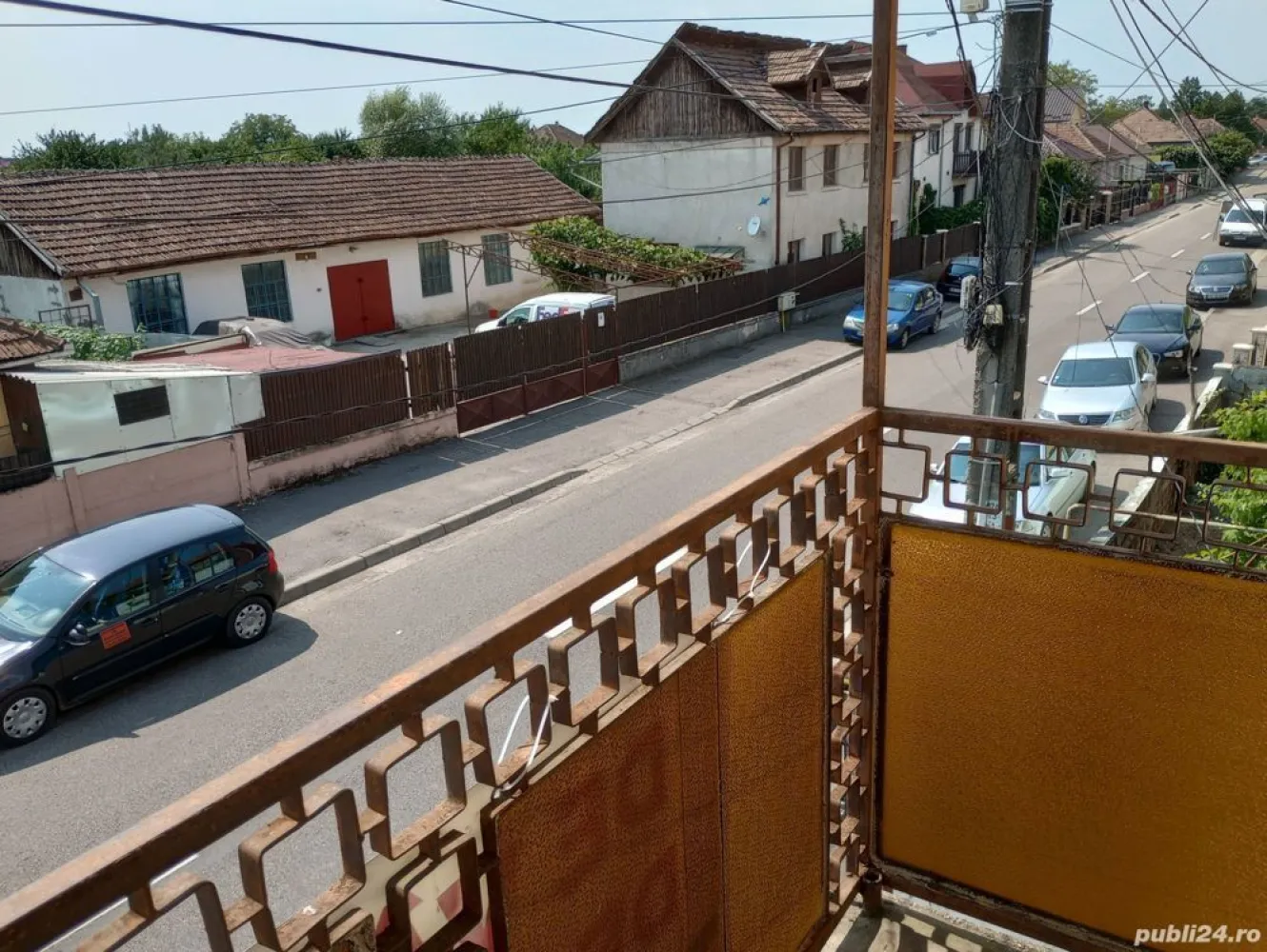 Ag BRASADAS vinde apt 3 camere la casa cu teren Axente Sever - Agenția BRASADAS vinde apartament in casa individuala tip P+1 Etaj si teren (singur in curte) in locul unui apartament la bloc.

Sufrageria de la parter are suprafata de 24 mp si se poate reconfigura modern in living + bucatarie.

Casa pretabila ca si locuinta, cabinet medical, cabinet stomatologic, sediu de firma.

Casa P+1 Etaj, singur in curte, construita in 1979 in Satu Mare, str Axente Sever colt cu str Argesului (900 m de la casa pe str Argesului pana la magazin LIDL din str Rodnei):
Suprafata totala de casa 112 mp este dispusa pe 2 nivele P+1 Etaj respectiv:
- parter 56 mp compus din 1 camera de 24 mp, 1 bucatarie, 1 baie, hol (beci cu intrare din hol parter)
- etaj 56 mp compus din 2 camere, 1 baie, hol si 1 balcon
Suprafata totala de teren 100 mp (singur in curte) din care ocupata la sol de casa 56 mp

Fundatie solida si inalta (are si beci cu coborare din holul de la parter), constructie realizata in anul 1979, peretii interiori exteriori sunt din caramida, se poate mansarda ca si la casa vecina.
Casa are parchet de lemn in camere, usi geamuri de lemn, incalzire centrala termica autorizata cu radiatoare de otel si intalatie termica in cupru, gresie faianta in bai.
Casa este locuibila la nivel de an 2004 cand a fost renovata si este racordata la reteaua publica de apa canal, gaz, curent.

Suprafata totala constructie 112 mp (fundatie de beton si pereti de caramida) rezulta un pret de 800 euro pe metru patrat (sub pret mp de apartament in bloc), inclus terenul de 100 mp.

In apropiere casei: Agenția Județeană pentru Ocuparea Forței de Muncă Satu-Mare, Liceul Teologic Ortodox Român Nicolae Steinhardt, Grădinița cu Program Prelungit 14 Mai, Lidl str Rodnei, Aquastar.

Din perspectiva suprafetei de 100 mp de teren aceasta casa P+1E poate sa fie o alternativa foarte buna la apartamentul cu 3, 4 camere din bloc in zona linistita de case si in apropiere de scoli, gradinite.

Www.brasadas.com.