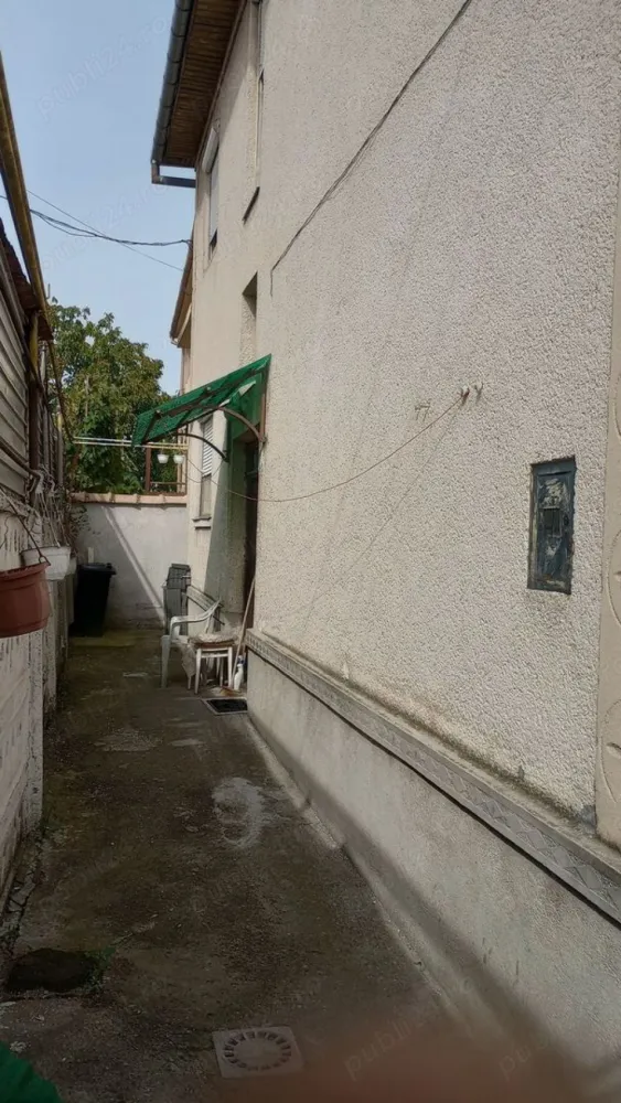Ag BRASADAS vinde apt 3 camere la casa cu teren Axente Sever - Agenția BRASADAS vinde apartament in casa individuala tip P+1 Etaj si teren (singur in curte) in locul unui apartament la bloc.

Sufrageria de la parter are suprafata de 24 mp si se poate reconfigura modern in living + bucatarie.

Casa pretabila ca si locuinta, cabinet medical, cabinet stomatologic, sediu de firma.

Casa P+1 Etaj, singur in curte, construita in 1979 in Satu Mare, str Axente Sever colt cu str Argesului (900 m de la casa pe str Argesului pana la magazin LIDL din str Rodnei):
Suprafata totala de casa 112 mp este dispusa pe 2 nivele P+1 Etaj respectiv:
- parter 56 mp compus din 1 camera de 24 mp, 1 bucatarie, 1 baie, hol (beci cu intrare din hol parter)
- etaj 56 mp compus din 2 camere, 1 baie, hol si 1 balcon
Suprafata totala de teren 100 mp (singur in curte) din care ocupata la sol de casa 56 mp

Fundatie solida si inalta (are si beci cu coborare din holul de la parter), constructie realizata in anul 1979, peretii interiori exteriori sunt din caramida, se poate mansarda ca si la casa vecina.
Casa are parchet de lemn in camere, usi geamuri de lemn, incalzire centrala termica autorizata cu radiatoare de otel si intalatie termica in cupru, gresie faianta in bai.
Casa este locuibila la nivel de an 2004 cand a fost renovata si este racordata la reteaua publica de apa canal, gaz, curent.

Suprafata totala constructie 112 mp (fundatie de beton si pereti de caramida) rezulta un pret de 800 euro pe metru patrat (sub pret mp de apartament in bloc), inclus terenul de 100 mp.

In apropiere casei: Agenția Județeană pentru Ocuparea Forței de Muncă Satu-Mare, Liceul Teologic Ortodox Român Nicolae Steinhardt, Grădinița cu Program Prelungit 14 Mai, Lidl str Rodnei, Aquastar.

Din perspectiva suprafetei de 100 mp de teren aceasta casa P+1E poate sa fie o alternativa foarte buna la apartamentul cu 3, 4 camere din bloc in zona linistita de case si in apropiere de scoli, gradinite.

Www.brasadas.com.