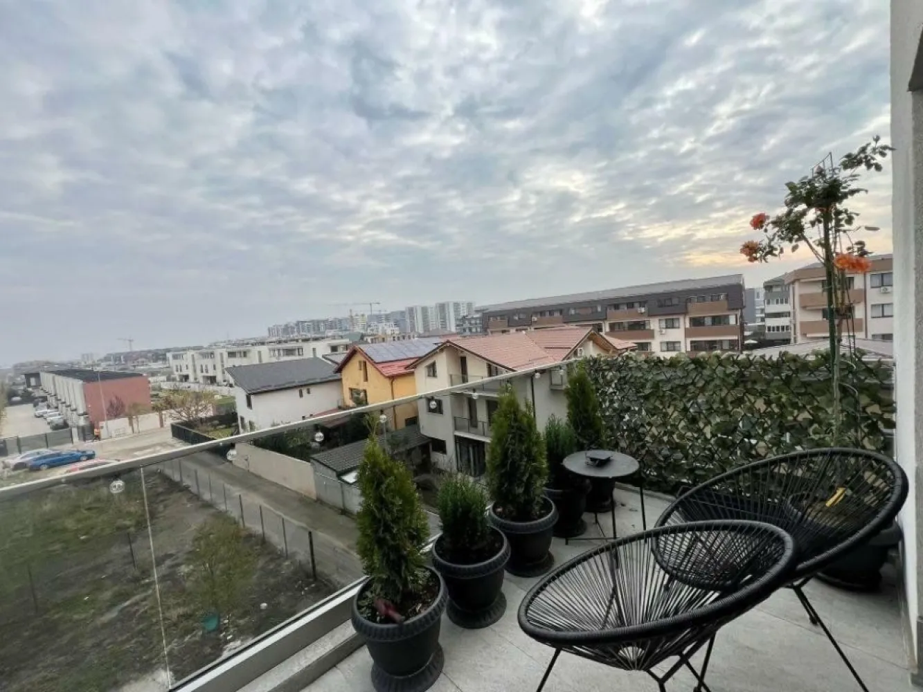 Ag BRASADAS vindap 3 cam terasa tip PENTHOUSE zona TITAN. - Ag BRASADAS vinde apartament spaţios cu 3 camere tip PENTHOUSE. 
Apartamentul este desfăşurat pe tot etajul 3, blocul având doar 3 etaje, cu suprafaţă utilă interioară de 85,3 mp şi suprafată totală de 137,5 mp în care sunt incluse terasele.
Apartamentul este compus din:
- Patru balcoane generoase, câte unul pe fiecare latură. 
- Dormitor matrimonial cu suprafaţa de 16,4 mp, acesta are o baie proprie de 5,7 mp.
- Dormitor cu suprafaţa de 14,5 mp.
- Living cu suprafaţa de 18,9 mp.
- Bucătărie cu formă pătrată cu suprafaţa de 12,1 mp.
- Hol spaţios, 12,4 mp.
- Baie pe hol cu suprafaţa de 5,3 mp.
Apartamentul are încălzire în pardoseală, este foarte spaţios şi luminos, anul construcţiei este 2023, se află într-o zonă cu regim de înălţime al imobilelor mic, în jurul blocului fiind construite case, se vinde cu 2 locuri de parcare. 
Blocul nu are lift.
Distanţe faţă de puncte de interes:
- 5 minute până la Parcul Teilor.
- 5 minute până la staţie STB.
- 20 minute până la metrou Nicolae Teclu.
- 5 minute până la Carrefour/Profi.

www.brasadas.com