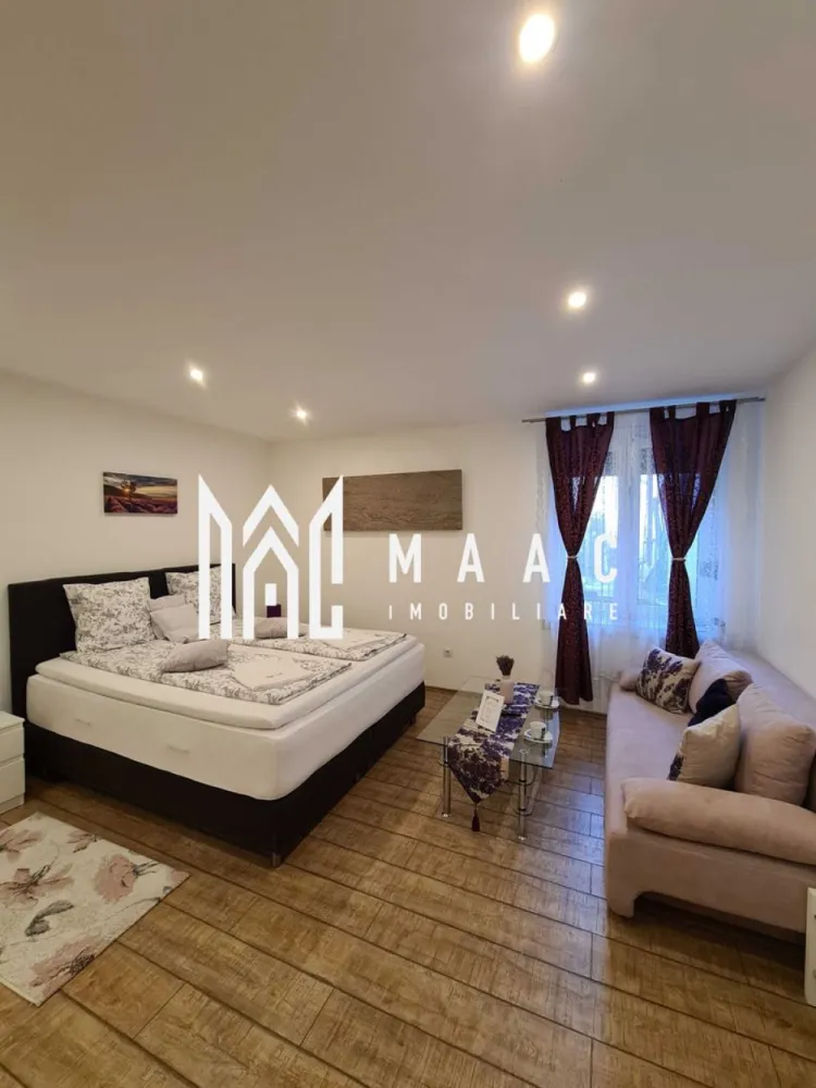 Garsoniera/ Studio | Investitie | Ultracentral - MAAC Imobiliare ofera spre vanzare apartament cu 1 camera elegant, complet mobilat si utilat, in zona Ultracentrala (la 1 minut de mers pe jos de inima orasului, Piata Mare).

Locuinta se afla la parterul unui imobil izolat si bine pozitionat cu regim de inaltime P+2, este alcatuita dintr-o incapere cu pat matrimonial si canapea extensibila, baie moderna si bucatarie cu toate facilitatile. 

Se afla intr-o curte comuna cu 4 locatari, avand geam la curte. Langa cafeneaua 5TOGO. Locatia este linistita, primitoare si aranjata modern.

Amplasamentul imobilului este unul avantajos, aflandu-se la 5 minute de mers pe jos de spital, centru si Promenada Mall.

Locația este dotata cu:
- Sistem smart de intrare pe poarta principala cu cod unic si safe separat unde se afla cheile de intrare, pe holul principal.
- Saltea Gama Hoteliera Super Ortopedica Memory, Biomedical 180x200 cm - Este o saltea silentioasa, ferma, fara arcuri, având un confort deosebit. 
- Canapea extensibila 3 locuri cu suprafata de dormit: 144x194 cm 
- Smart TV si internet.
- Cafetiera Tassimo.
- Fierbător de apa.
- Vesela pentru 4 persoane, tacâmuri, tirbușon, pahare de vin și apă, oale și tigaie, boluri și alte ustensile pt bucătărie 
- Masina de spălat vase
- Plita electrica 
- Frigider și cuptor cu microunde 
- Masina de spălat rufe, uscător de rufe automat
- Dezumidificator Trotec
- Fier de călcat și masă de călcat 

Apa calda este funizata de un boiler de 100l, incalzirea in locuinta se efectuează prin panourile electrice agatate pe pereti, cu termostat care se controleaza prin aplicație telefon la distanta.

De 6 ani funcționeaza in regim hotelier cu mult succes.

Pentru mai multe detalii sau pentru a programa o vizionare, va rugam specificati telefonic: CP2590867