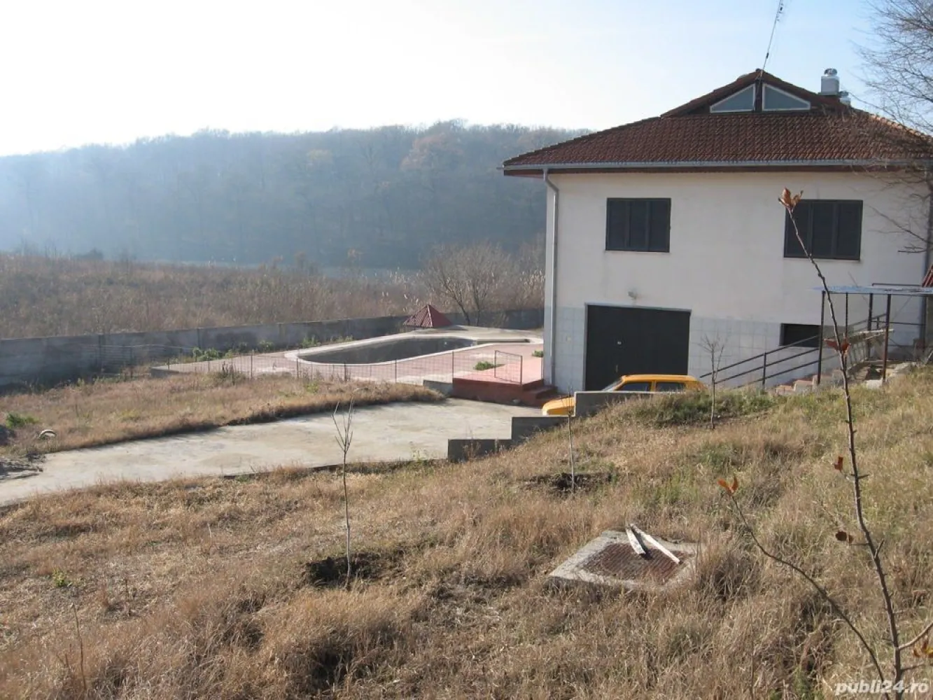 Vand Vila si teren cu deschidere la lac (5128mp) - Vila cu deschidere la lac, in localitatea Cozieni comuna Ganeasa.Este construita in 2006 din zidarie (caramida poroterm) si beton armat,acoperis tigla ,pe un teren in suprafata de 5128 mp(intravilan).avand amprenta la sol150 mp si o suprafata construita desfasurata de 324 mp,regim de inaltime P+1.
 Vila este compusa din
 parter depozit garaj suprafata de 140 mp
 etaj suprafata 140 mp -3 dormitoare,camera de zi,bucatarie ,doua bai(gresie,faianta,geamuri termopan,usi de lemn)
 Casa este deosebit de solida dar necesita reparatii,refinisare partiala,(este la gri) .Intreg ansamblul se preteaza foarte bine pentru activitatea unei firme.(drum de acces,depozit mare,)
 Casa dispune de curent electric,gaze,fosa septica ,put
 Front stradal 35 m la DJ 100
 Deschidere la lac 20 m.
 Statie mijloc de transport in comun la 5 minute distanta.