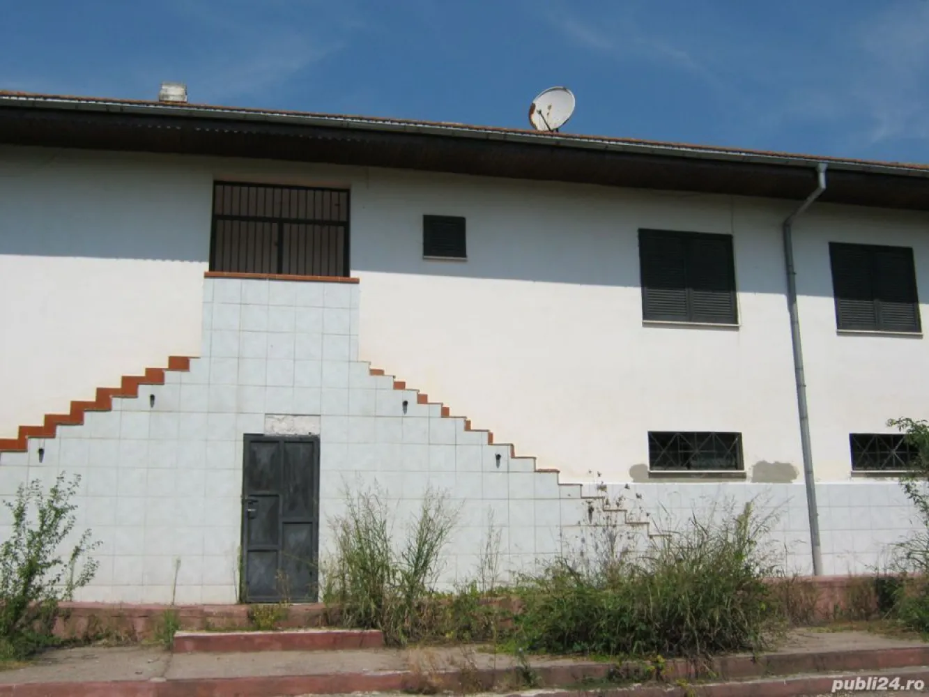 Vand Vila si teren cu deschidere la lac (5128mp) - Vila cu deschidere la lac, in localitatea Cozieni comuna Ganeasa.Este construita in 2006 din zidarie (caramida poroterm) si beton armat,acoperis tigla ,pe un teren in suprafata de 5128 mp(intravilan).avand amprenta la sol150 mp si o suprafata construita desfasurata de 324 mp,regim de inaltime P+1.
 Vila este compusa din
 parter depozit garaj suprafata de 140 mp
 etaj suprafata 140 mp -3 dormitoare,camera de zi,bucatarie ,doua bai(gresie,faianta,geamuri termopan,usi de lemn)
 Casa este deosebit de solida dar necesita reparatii,refinisare partiala,(este la gri) .Intreg ansamblul se preteaza foarte bine pentru activitatea unei firme.(drum de acces,depozit mare,)
 Casa dispune de curent electric,gaze,fosa septica ,put
 Front stradal 35 m la DJ 100
 Deschidere la lac 20 m.
 Statie mijloc de transport in comun la 5 minute distanta.