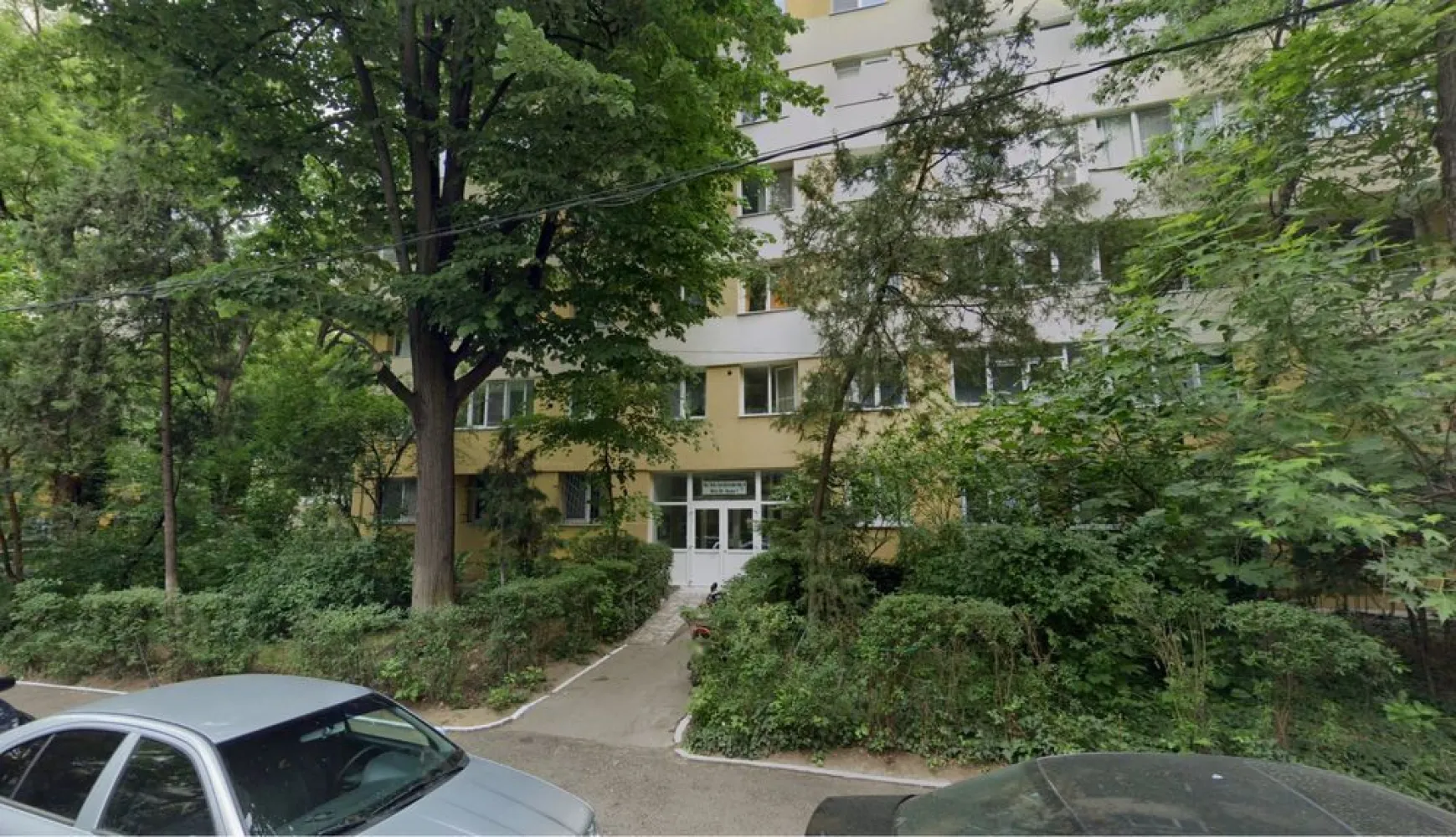 Garsoniera, Studio, Obor apropae de parc, potential spatiu comercial - Ofer spre vanzare garsoniera decomandată (bucatarie si hol separat de camera principala), situată într-o locație excelentă la 5 minute de Parc Pumbuita si in proximitate piața Obor, cu un potențial comercial ridicat. 

Cu o suprafață utilă de 37 mp și compartimentare eficientă (hol, bucătărie, baie, dormitor), acest apartament construit în 1972 este ideal atât pentru locuit, cât și pentru investiții în spații comerciale (salon, magazin etc.)

Localizat la parter (Ion Berindei nr.9), cu acces direct la strada Ion Berindei si foarte rapid la Doamna Ghica si șossaua Bucuresti-Urziceni, garsoniera beneficiază accesul rapid la mijloacele de transport în comun (stație de autobuz, tramvai și metrou) 

- Locație excelentă: Zona centrală, aproape de Parcul Plumbuita și Piața Obor
- Suprafață și compartimentare: 37 mp utili, decomandat – hol, bucătărie, baie și dormitor
- Ideal pentru locuință sau Potențial commercial: salon sau magazin, având acces direct din stradă
- Acces la transport public: Stație de autobuz, tramvai și metrou în proximitate

Va rog să mă contactați doar daca sunteți hotărâți daca nu raspund lasăți un mesaj!