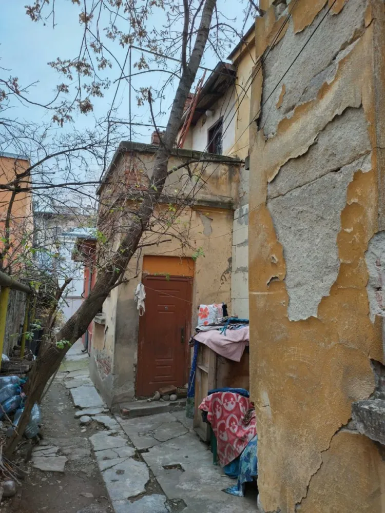 CASA DE VANZARE Scoala Iancului, Popa Nan Bucuresti - Casa 2 camere zona Popa Nan, Scoala Iancului.
Necesita reparatii. Suprafata 60mp, plus cota de folosinta 40% din suprafata teren de 105 mp.
Are 2 camere, vestibul, baie, bucatarie, camara si pivnita. Are trasa teava de gaze pana la usa imobilului.