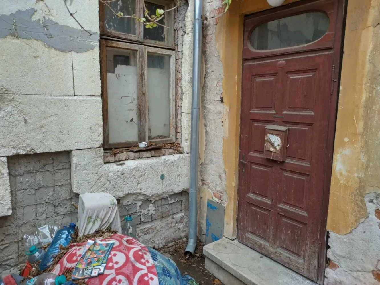 CASA DE VANZARE Scoala Iancului, Popa Nan Bucuresti - Casa 2 camere zona Popa Nan, Scoala Iancului.
Necesita reparatii. Suprafata 60mp, plus cota de folosinta 40% din suprafata teren de 105 mp.
Are 2 camere, vestibul, baie, bucatarie, camara si pivnita. Are trasa teava de gaze pana la usa imobilului.