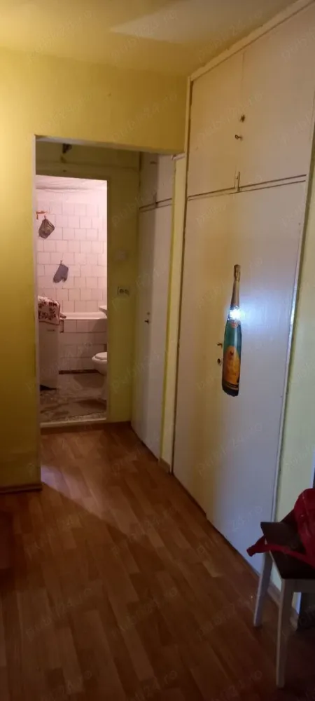 Vand apartament 2 camere zona Aviatiei - Apartament 2 camere decomandate, etaj 1 din 4, Str. Elena Caragiani, nr. 44, Sector 1, Bucuresti

Bloc 4 etaje

Vizionare apartament sambata 21 dec 2024 intre orele 10 si 14

Nu dorim colaborarea cu agentiile.

Suprafata totala 52 mp si suprafata utila de 50,10 mp

An constructie 1985

Reabilitat termic 2011

Dependinte: bucatarie, camara, debara, vestibul, baie si balcon tip logie de 3,75 mp

Parchet laminat in camere, hol si balcon din 2017

Gresie si faianta in bucatarie din 2017

Gresie si faianta baie din 1985

Necesita reamenajare dar se poate locui dupa ce se da eventual o mana de lavabil.

Mobila existenta este functionala, mai putin mobilierul de bucatarie care trebuie inlocuit sau reparat eventual in prima urgenta dar daca nu este dorita, prezentam apartamentul gol.