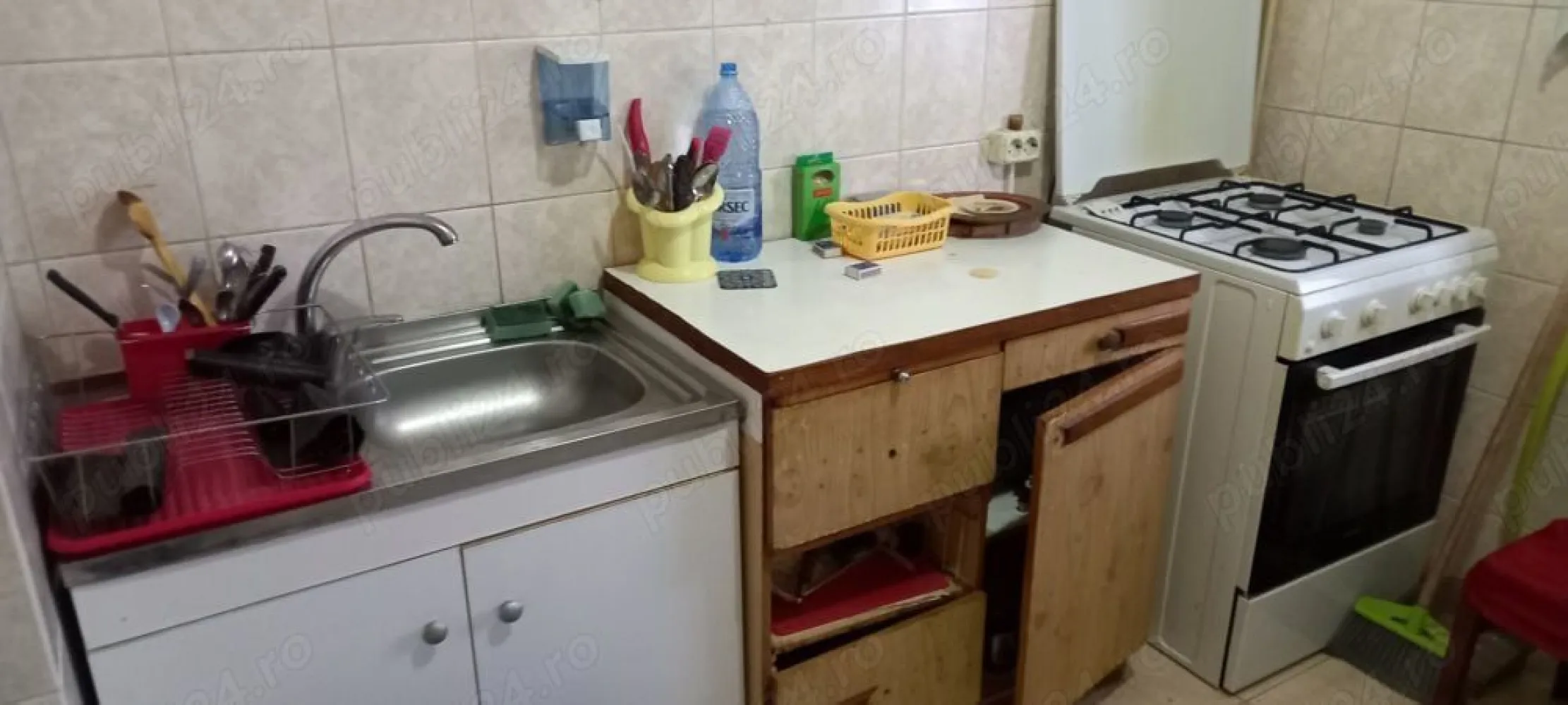 Vand apartament 2 camere zona Aviatiei - Apartament 2 camere decomandate, etaj 1 din 4, Str. Elena Caragiani, nr. 44, Sector 1, Bucuresti

Bloc 4 etaje

Vizionare apartament sambata 21 dec 2024 intre orele 10 si 14

Nu dorim colaborarea cu agentiile.

Suprafata totala 52 mp si suprafata utila de 50,10 mp

An constructie 1985

Reabilitat termic 2011

Dependinte: bucatarie, camara, debara, vestibul, baie si balcon tip logie de 3,75 mp

Parchet laminat in camere, hol si balcon din 2017

Gresie si faianta in bucatarie din 2017

Gresie si faianta baie din 1985

Necesita reamenajare dar se poate locui dupa ce se da eventual o mana de lavabil.

Mobila existenta este functionala, mai putin mobilierul de bucatarie care trebuie inlocuit sau reparat eventual in prima urgenta dar daca nu este dorita, prezentam apartamentul gol.
