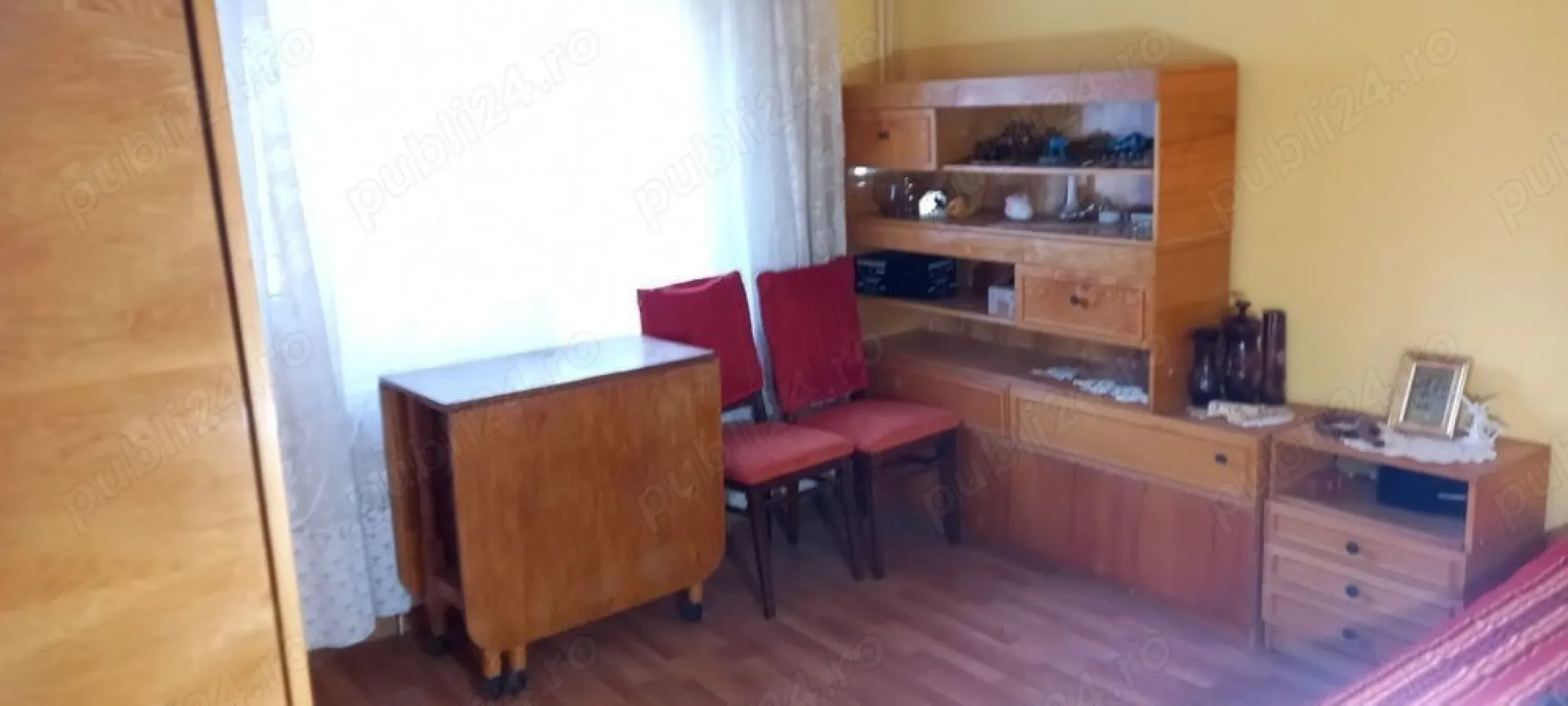 Vand apartament 2 camere zona Aviatiei - Apartament 2 camere decomandate, etaj 1 din 4, Str. Elena Caragiani, nr. 44, Sector 1, Bucuresti

Bloc 4 etaje

Vizionare apartament sambata 21 dec 2024 intre orele 10 si 14

Nu dorim colaborarea cu agentiile.

Suprafata totala 52 mp si suprafata utila de 50,10 mp

An constructie 1985

Reabilitat termic 2011

Dependinte: bucatarie, camara, debara, vestibul, baie si balcon tip logie de 3,75 mp

Parchet laminat in camere, hol si balcon din 2017

Gresie si faianta in bucatarie din 2017

Gresie si faianta baie din 1985

Necesita reamenajare dar se poate locui dupa ce se da eventual o mana de lavabil.

Mobila existenta este functionala, mai putin mobilierul de bucatarie care trebuie inlocuit sau reparat eventual in prima urgenta dar daca nu este dorita, prezentam apartamentul gol.