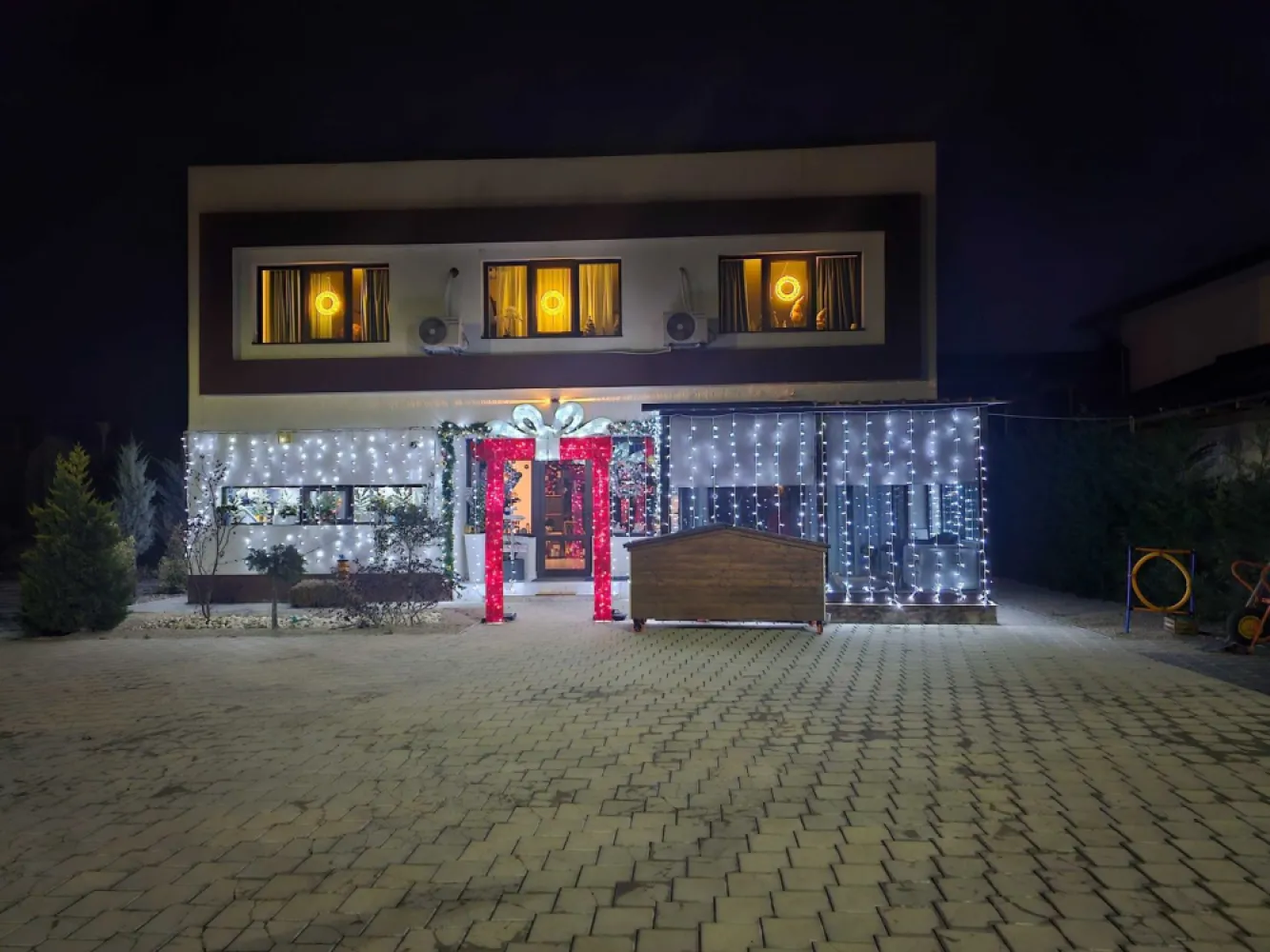 Casa de vânzare Gruiu Snagov - Casa mobilata ,uitalata complet.

3 dormitoare

3 bai

1 living 

1 bucatarie 

2 Camere/Spatii depozitare 

1 lounge 

Bucatarie acesorizata AEG 

Masina de spalat/uscat AEG 

Televizoare Samsung 

Aer Condiționat Samsung x3 

Lada frigorifica 

Mobila făcută pe comanda ,bucatarie / dressing

Pat făcut la comanda, Ami White. 

Încălzire in pardoseala sus /jos.

Gradina amenajata verde ,Leyland,Brad ,Cedru ,Arțar Japonez și multe alte plante ornamentale pe toata suprafață grădinii. 

Poarta automata auto-portanta 6,5m 

Sistem supraveghere 

Stalipi de 6m iluminare stradală/curte .

Put la 40m adâncime.

Magazia din spatele casei se poate transforma în locuință, autorizația este luata pentru cladire/locuință. Noi o folosim pentru depozitare.

Dispune de cele necesare pentru a fi schimbata.

Zona foarte liniștită ,vedere la pădure ,2 minute pana la lac .

Magazine in apropiere, Mega Image ,Lidl ,Penny ,Profi ,Shop&Go; etc. 

Scoli, grădinițe,benzinării. 

Aproape de autostrada (câteva minute )

Aproape de DN1 (câteva minute)

20 de minute pana la Carrefour Corbeanca. 

Pentru mai multe detalii ,nu ezitați sa ma contactați și de ce nu ne vedem la o vizionare .
