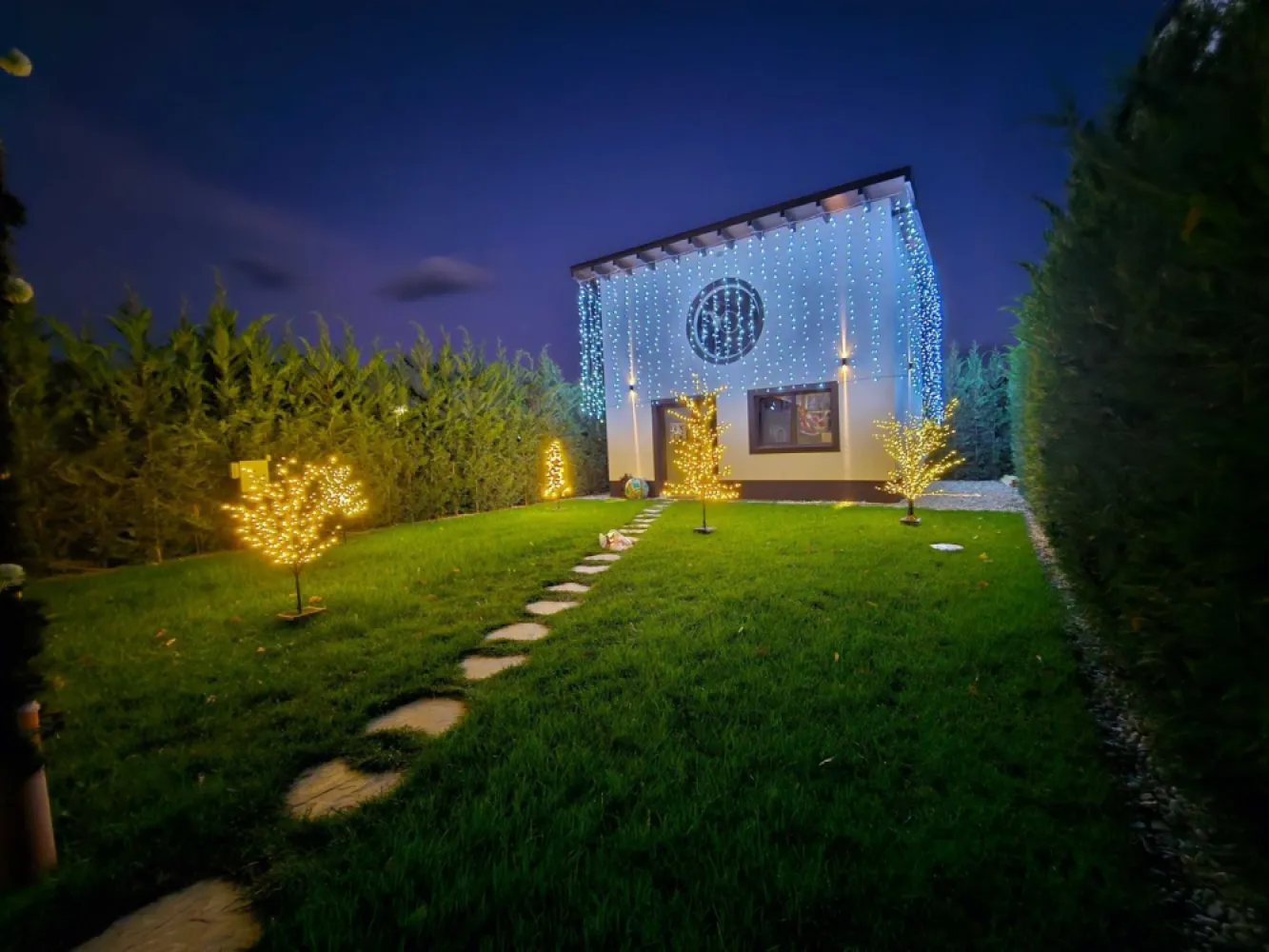 Casa de vânzare Gruiu Snagov - Casa mobilata ,uitalata complet.

3 dormitoare

3 bai

1 living 

1 bucatarie 

2 Camere/Spatii depozitare 

1 lounge 

Bucatarie acesorizata AEG 

Masina de spalat/uscat AEG 

Televizoare Samsung 

Aer Condiționat Samsung x3 

Lada frigorifica 

Mobila făcută pe comanda ,bucatarie / dressing

Pat făcut la comanda, Ami White. 

Încălzire in pardoseala sus /jos.

Gradina amenajata verde ,Leyland,Brad ,Cedru ,Arțar Japonez și multe alte plante ornamentale pe toata suprafață grădinii. 

Poarta automata auto-portanta 6,5m 

Sistem supraveghere 

Stalipi de 6m iluminare stradală/curte .

Put la 40m adâncime.

Magazia din spatele casei se poate transforma în locuință, autorizația este luata pentru cladire/locuință. Noi o folosim pentru depozitare.

Dispune de cele necesare pentru a fi schimbata.

Zona foarte liniștită ,vedere la pădure ,2 minute pana la lac .

Magazine in apropiere, Mega Image ,Lidl ,Penny ,Profi ,Shop&Go; etc. 

Scoli, grădinițe,benzinării. 

Aproape de autostrada (câteva minute )

Aproape de DN1 (câteva minute)

20 de minute pana la Carrefour Corbeanca. 

Pentru mai multe detalii ,nu ezitați sa ma contactați și de ce nu ne vedem la o vizionare .