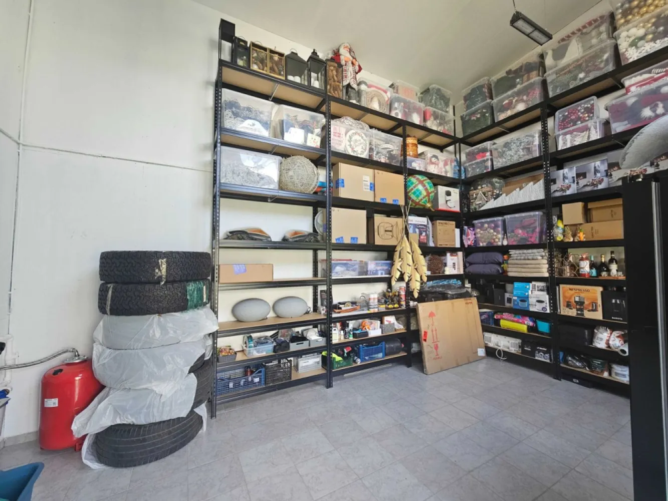 Casa de vânzare Gruiu Snagov - Casa mobilata ,uitalata complet.

3 dormitoare

3 bai

1 living 

1 bucatarie 

2 Camere/Spatii depozitare 

1 lounge 

Bucatarie acesorizata AEG 

Masina de spalat/uscat AEG 

Televizoare Samsung 

Aer Condiționat Samsung x3 

Lada frigorifica 

Mobila făcută pe comanda ,bucatarie / dressing

Pat făcut la comanda, Ami White. 

Încălzire in pardoseala sus /jos.

Gradina amenajata verde ,Leyland,Brad ,Cedru ,Arțar Japonez și multe alte plante ornamentale pe toata suprafață grădinii. 

Poarta automata auto-portanta 6,5m 

Sistem supraveghere 

Stalipi de 6m iluminare stradală/curte .

Put la 40m adâncime.

Magazia din spatele casei se poate transforma în locuință, autorizația este luata pentru cladire/locuință. Noi o folosim pentru depozitare.

Dispune de cele necesare pentru a fi schimbata.

Zona foarte liniștită ,vedere la pădure ,2 minute pana la lac .

Magazine in apropiere, Mega Image ,Lidl ,Penny ,Profi ,Shop&Go; etc. 

Scoli, grădinițe,benzinării. 

Aproape de autostrada (câteva minute )

Aproape de DN1 (câteva minute)

20 de minute pana la Carrefour Corbeanca. 

Pentru mai multe detalii ,nu ezitați sa ma contactați și de ce nu ne vedem la o vizionare .