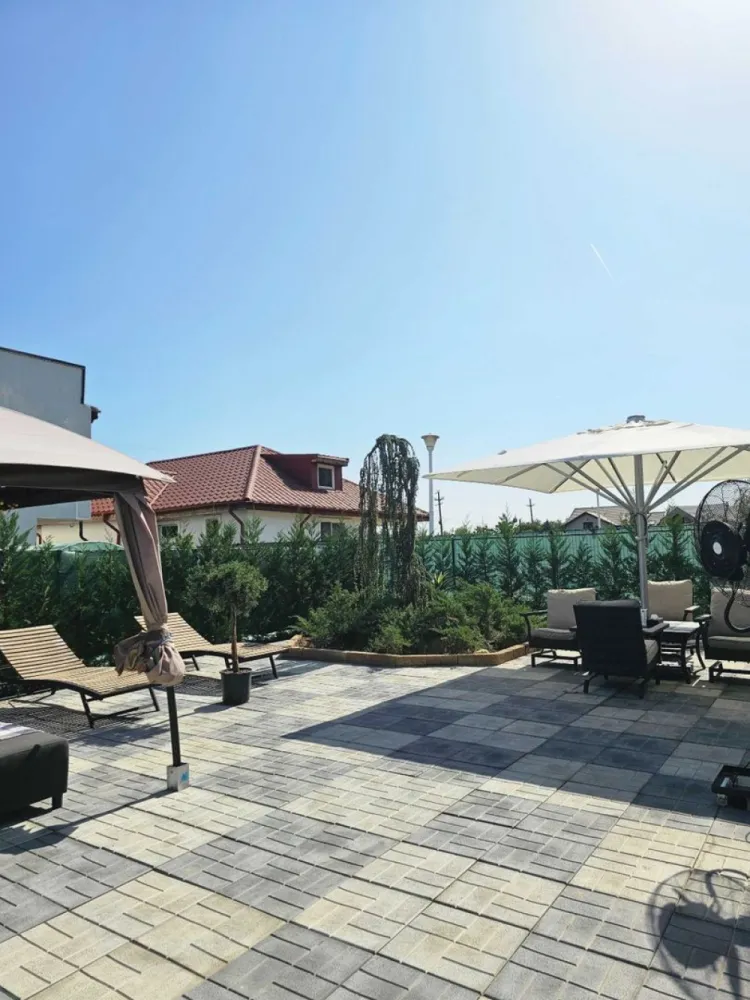 Casa de vânzare Gruiu Snagov - Casa mobilata ,uitalata complet.

3 dormitoare

3 bai

1 living 

1 bucatarie 

2 Camere/Spatii depozitare 

1 lounge 

Bucatarie acesorizata AEG 

Masina de spalat/uscat AEG 

Televizoare Samsung 

Aer Condiționat Samsung x3 

Lada frigorifica 

Mobila făcută pe comanda ,bucatarie / dressing

Pat făcut la comanda, Ami White. 

Încălzire in pardoseala sus /jos.

Gradina amenajata verde ,Leyland,Brad ,Cedru ,Arțar Japonez și multe alte plante ornamentale pe toata suprafață grădinii. 

Poarta automata auto-portanta 6,5m 

Sistem supraveghere 

Stalipi de 6m iluminare stradală/curte .

Put la 40m adâncime.

Magazia din spatele casei se poate transforma în locuință, autorizația este luata pentru cladire/locuință. Noi o folosim pentru depozitare.

Dispune de cele necesare pentru a fi schimbata.

Zona foarte liniștită ,vedere la pădure ,2 minute pana la lac .

Magazine in apropiere, Mega Image ,Lidl ,Penny ,Profi ,Shop&Go; etc. 

Scoli, grădinițe,benzinării. 

Aproape de autostrada (câteva minute )

Aproape de DN1 (câteva minute)

20 de minute pana la Carrefour Corbeanca. 

Pentru mai multe detalii ,nu ezitați sa ma contactați și de ce nu ne vedem la o vizionare .