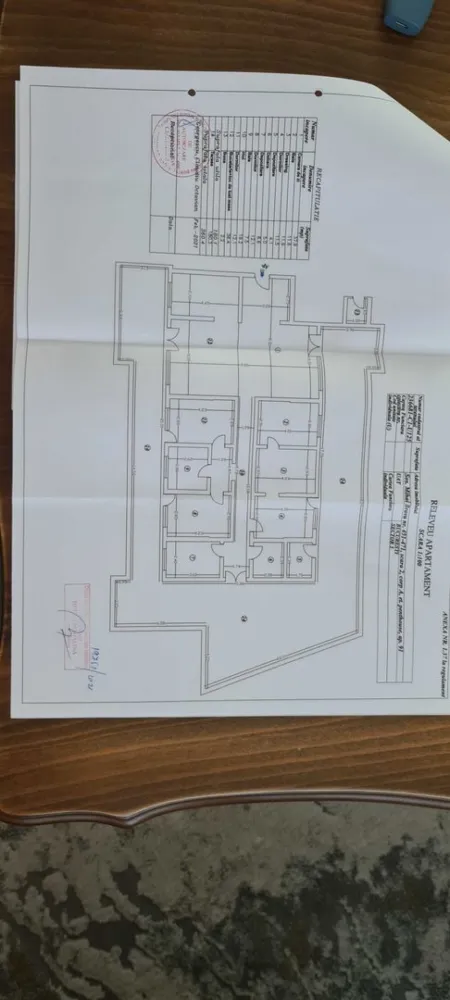 Penthouse Mihai Bravu - PENTHOUSE METROU MIHAI BRAVU 360 mp
PENTHOUSE-UL SE AFLA IN ZONA MIHAI BRAVU LA ETAJUL 10.AVAND IN ZONA STATIA DE METROU MIHAI BRAVU la 2 minute ,statia de tramvai , STB si la 10 minute de centrul Bucurestiului cu masina personala.
Penhouse-ul in suprafata de 180 mp utili include 5 dormitoare , doua bai, living in suprafata de 50 mp ,bucatarie si 3 debarale si doua dressinguri . O terasa de 180 mp utili.Terasa avand vedere pe bulevardul MIhai Bravu cat si pe spate avand Delta Vacaresti, terasa amenajata cu pardoseala flotanta ,plante , pergola ,gratar pe gaz si apa.
Dotari Penthouse
Curentul este 380 w
Panouri solare 6 kw cu contract de Prosumator
Statie de incarcat masina electrica
Patru locuri de parcare la subteran
Centrala proprie
Incalzire in pardoseala ,cu termostate pe fiecare zona .
AC in fiecare camera
Se vinde mobilat si utilat.