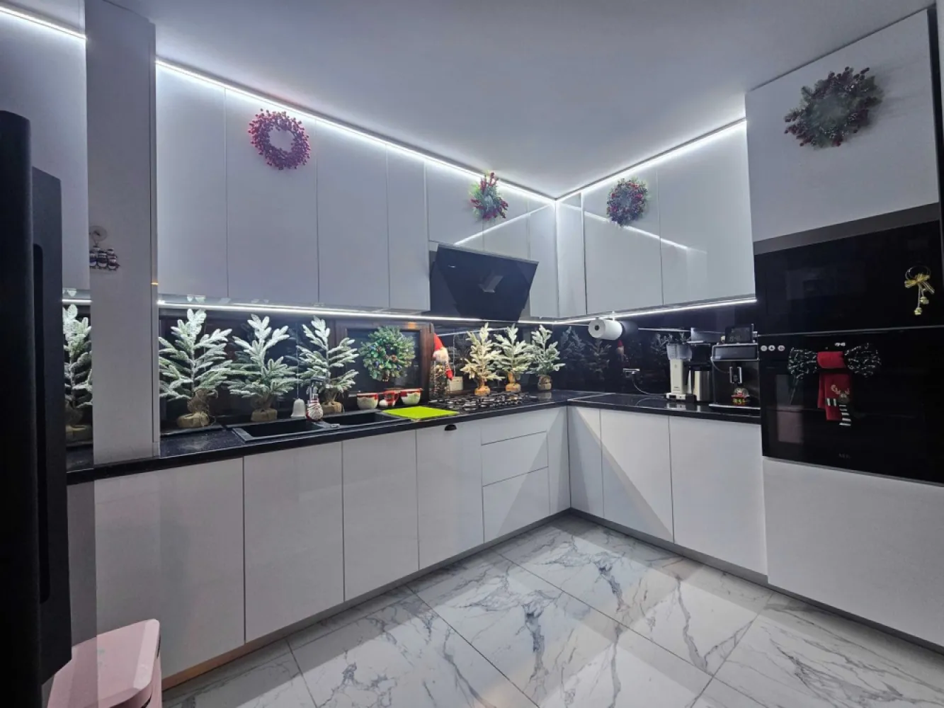 Casa de vânzare Gruiu Snagov - Casa mobilata ,uitalata complet.

3 dormitoare

3 bai

1 living 

1 bucatarie 

2 Camere/Spatii depozitare 

1 lounge 

Bucatarie acesorizata AEG 

Masina de spalat/uscat AEG 

Televizoare Samsung 

Aer Condiționat Samsung x3 

Lada frigorifica 

Mobila făcută pe comanda ,bucatarie / dressing

Pat făcut la comanda, Ami White. 

Încălzire in pardoseala sus /jos.

Gradina amenajata verde ,Leyland,Brad ,Cedru ,Arțar Japonez și multe alte plante ornamentale pe toata suprafață grădinii. 

Poarta automata auto-portanta 6,5m 

Sistem supraveghere 

Stalipi de 6m iluminare stradală/curte .

Put la 40m adâncime.

Magazia din spatele casei se poate transforma în locuință, autorizația este luata pentru cladire/locuință. Noi o folosim pentru depozitare.

Dispune de cele necesare pentru a fi schimbata.

Zona foarte liniștită ,vedere la pădure ,2 minute pana la lac .

Magazine in apropiere, Mega Image ,Lidl ,Penny ,Profi ,Shop&Go; etc. 

Scoli, grădinițe,benzinării. 

Aproape de autostrada (câteva minute )

Aproape de DN1 (câteva minute)

20 de minute pana la Carrefour Corbeanca. 

Pentru mai multe detalii ,nu ezitați sa ma contactați și de ce nu ne vedem la o vizionare .