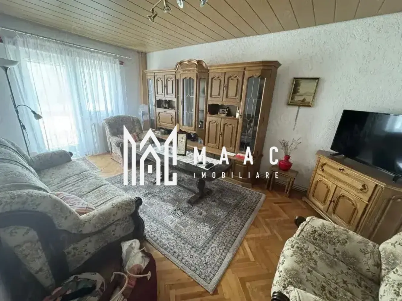 Apartament 3 camere | Etaj 2 | Decomandat | Calea Dumbravii - MAAC Imobiliare vă propune spre închiriere un apartament cu 3 camere, situat pe strada Școala de Înot – una dintre cele mai căutate zone rezidențiale din Sibiu.
Apartamentul are o suprafață utilă de 67 mp, este decomandat, confort 1, situat la etajul 2 al unui imobil izolat termic și se închiriază complet mobilat și utilat, fiind disponibil imediat.

Compartimentarea este practică: 3 camere, 1 baie, balcon, bucătărie separată, hol generos.
Dotări: centrală termică proprie, aer condiționat, geamuri termopan, ușă metalică, parchet, gresie, contorizare separată.

Avantaje zonă:

La 5 minute de Parcul Sub Arini

La 10 minute de centrul orașului

Acces rapid la transport public, magazine, școli și zone de agrement

Perioadă minimă de închiriere: 12 luni
Garanție: echivalentul unei luni de chirie

Pentru mai multe informații și vizionări, vă rugăm să menționați ID: CP2590522