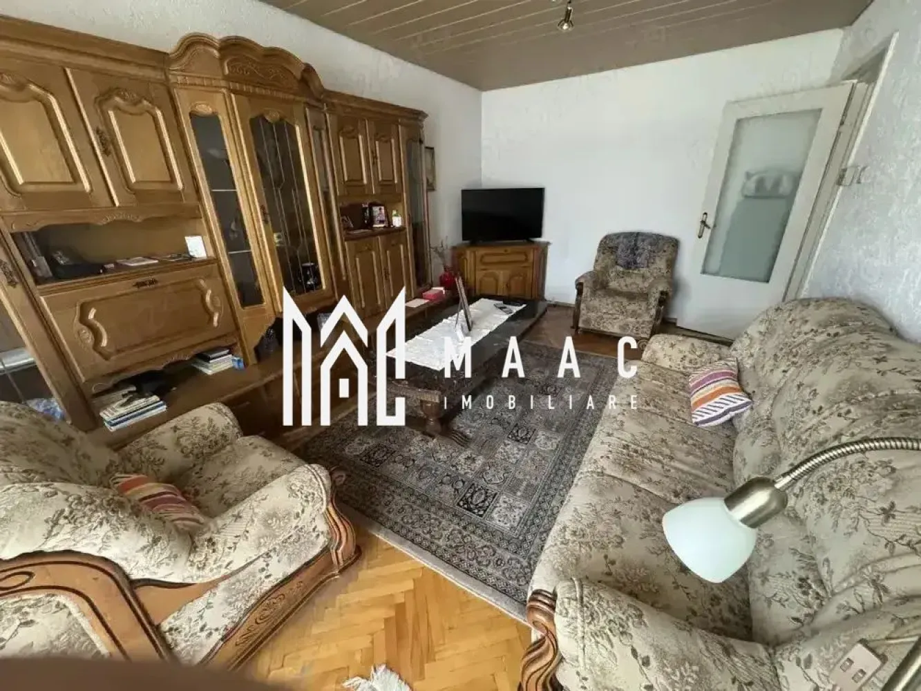 Apartament 3 camere | Etaj 2 | Decomandat | Calea Dumbravii - MAAC Imobiliare vă propune spre închiriere un apartament cu 3 camere, situat pe strada Școala de Înot – una dintre cele mai căutate zone rezidențiale din Sibiu.
Apartamentul are o suprafață utilă de 67 mp, este decomandat, confort 1, situat la etajul 2 al unui imobil izolat termic și se închiriază complet mobilat și utilat, fiind disponibil imediat.

Compartimentarea este practică: 3 camere, 1 baie, balcon, bucătărie separată, hol generos.
Dotări: centrală termică proprie, aer condiționat, geamuri termopan, ușă metalică, parchet, gresie, contorizare separată.

Avantaje zonă:

La 5 minute de Parcul Sub Arini

La 10 minute de centrul orașului

Acces rapid la transport public, magazine, școli și zone de agrement

Perioadă minimă de închiriere: 12 luni
Garanție: echivalentul unei luni de chirie

Pentru mai multe informații și vizionări, vă rugăm să menționați ID: CP2590522