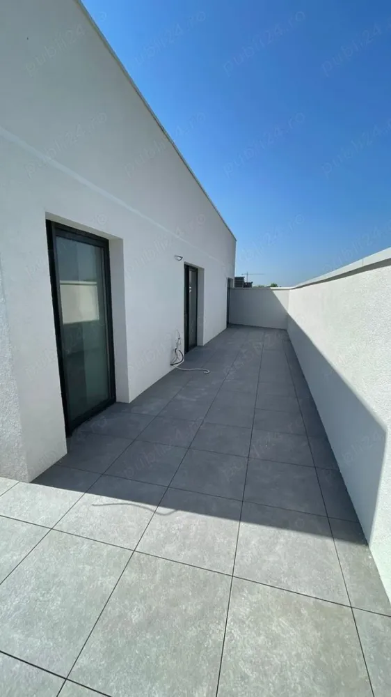 Direct proprietar, Penthouse 4 camere, 3 bai, 120mp utili, terasa 65mp, Unirii - Penthouse-ul se afla la etajul 4, ultimul, dintr-un complex de resedinte noi pozitionat pe o strada linistita unde preponderent sunt vile. Ca si repere ar fi Piata Alba-Iulia si Bd. Unirii la o distanta ce poate fi parcursa in aprox. 3 min de mers pe jos.

Suprafata utila este de 120 mp la care se adauga terasa de 65mp.

Nu este o suprainaltare adaugata ulterior proiectului, asa cum se intampla de obicei cu penthouse-urile din Bucuresti. Pana la finalizarea complexului ar mai dura 1-2 luni, acum realizandu-se ultimele finisaje.

Dispunerea este una excelenta, avand un living spatios de 42mp, 3 dormitoare cu suprafete intre 13 si 17mp, 3 bai, dintre care una este ensuite. Bucataria este de asemenea generoasa, apartamentul dispunand suplimentar si de camara si debara.

Tavanul este inalt, 280 cm, creandu-se astfel un spatiu extrem de aerisit.

Blocul are lift.

Centrala termica este instalata.

Achizitia nu presupune niciun comision deoarece anuntul este postat chiar de proprietari.