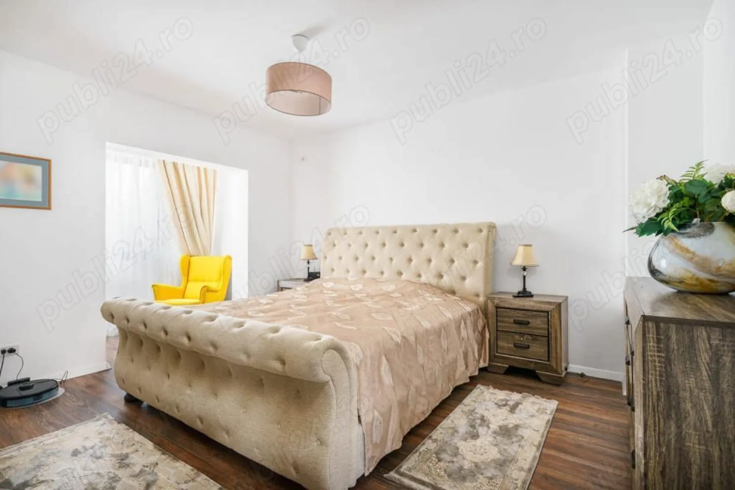 Vand apartament 5 camere ,200mp ,parter + curte proprie 150 mp - Vand apartament parter cu 5 camere,3 bai la parter cu suprafata de 200 mp.Apartmentul se afla intr-un imobil tip boutique D+P+1+M cu 4 unitati,cate una pe fiecare etaj si are curtie proprie de 150 mp.Apartamentul se afla in zona Bucurestii Noi,sectorul 1,intr o zona linistita .In apropiere avem complexul comercial Colosseum si tot in apropiere metrou si alte mijloace de transport.