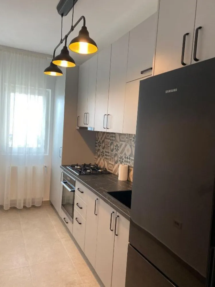 Proprietar,apartament 2 cam,mobilat/parcare Kristal Residence,Berceni - Complex Kristal Residence, Bloc D6, etajul 8 din 8 cu vedere panoramică. Acest apartament elegant, construit în 2022, este mobilat și utilat la comanda, gata pentru a te muta. Se vinde ca in fotografii.

Caracteristici:
Spațiu Generos: 2 camere frumos mobilate, cu mobilier realizat pe comandă pentru un plus de personalitate.
Comoditate: Include parcare supraterană și 2 lifturi pentru acces facil, aer condiționat Bosch și centrală termică Viessmann cu conexiune wifi.
Ideal pentru Familii: Bucură-te de spații verzi și locuri de joacă chiar lângă locuință, precum și de vecinătatea parcului Tudor Arghezi.
Locație Excelentă: La doar 1 minut de magazine, 2-3 minute de Lidl si Kaufland și lângă Jumbo și Metro Berceni.
Conectivitate Excelentă: La doar 3 minute de mijloacele de transport în comun și 8-9 minute de metrou, făcând naveta accesibilă.
Acest apartament este perfect pentru cei care apreciază confortul și stilul, cu mobilier pentru un aer modern și electrocasnice de calitate. Nu rata această oportunitate de a deține o locuință într-una dintre cele mai dinamice zone.

Pret: 97.000€ negociabil

Se poate achiziționa și fără locul de parcare (prin banca), iar acesta să fie cumpărat separat prin rate.