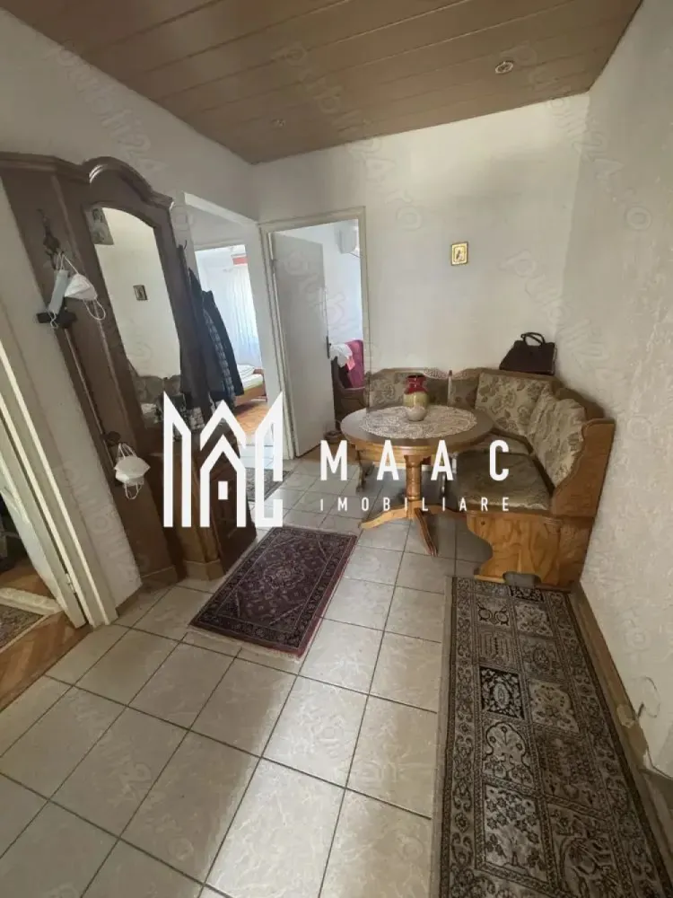 Apartament 3 camere | Etaj 2 | Decomandat | Calea Dumbravii - MAAC Imobiliare vă propune spre închiriere un apartament cu 3 camere, situat pe strada Școala de Înot – una dintre cele mai căutate zone rezidențiale din Sibiu.
Apartamentul are o suprafață utilă de 67 mp, este decomandat, confort 1, situat la etajul 2 al unui imobil izolat termic și se închiriază complet mobilat și utilat, fiind disponibil imediat.

Compartimentarea este practică: 3 camere, 1 baie, balcon, bucătărie separată, hol generos.
Dotări: centrală termică proprie, aer condiționat, geamuri termopan, ușă metalică, parchet, gresie, contorizare separată.

Avantaje zonă:

La 5 minute de Parcul Sub Arini

La 10 minute de centrul orașului

Acces rapid la transport public, magazine, școli și zone de agrement

Perioadă minimă de închiriere: 12 luni
Garanție: echivalentul unei luni de chirie

Pentru mai multe informații și vizionări, vă rugăm să menționați ID: CP2590522