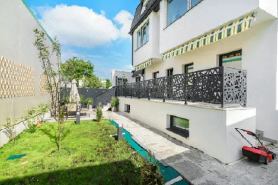 Vand apartament 5 camere ,200mp ,parter + curte proprie 150 mp