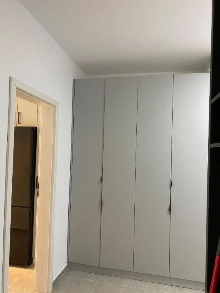 Proprietar,apartament 2 cam,mobilat/parcare Kristal Residence,Berceni - Complex Kristal Residence, Bloc D6, etajul 8 din 8 cu vedere panoramică. Acest apartament elegant, construit în 2022, este mobilat și utilat la comanda, gata pentru a te muta. Se vinde ca in fotografii.

Caracteristici:
Spațiu Generos: 2 camere frumos mobilate, cu mobilier realizat pe comandă pentru un plus de personalitate.
Comoditate: Include parcare supraterană și 2 lifturi pentru acces facil, aer condiționat Bosch și centrală termică Viessmann cu conexiune wifi.
Ideal pentru Familii: Bucură-te de spații verzi și locuri de joacă chiar lângă locuință, precum și de vecinătatea parcului Tudor Arghezi.
Locație Excelentă: La doar 1 minut de magazine, 2-3 minute de Lidl si Kaufland și lângă Jumbo și Metro Berceni.
Conectivitate Excelentă: La doar 3 minute de mijloacele de transport în comun și 8-9 minute de metrou, făcând naveta accesibilă.
Acest apartament este perfect pentru cei care apreciază confortul și stilul, cu mobilier pentru un aer modern și electrocasnice de calitate. Nu rata această oportunitate de a deține o locuință într-una dintre cele mai dinamice zone.

Pret: 97.000€ negociabil

Se poate achiziționa și fără locul de parcare (prin banca), iar acesta să fie cumpărat separat prin rate.