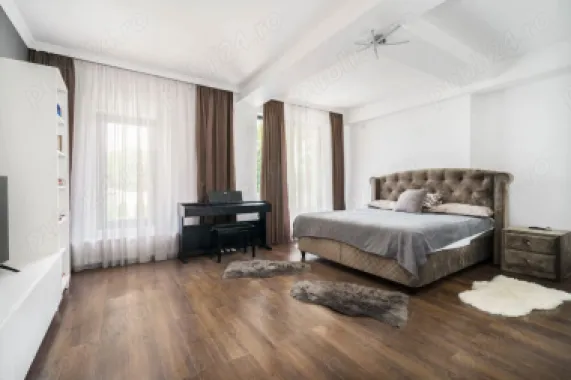 Vand apartament 5 camere ,200mp ,parter + curte proprie 150 mp