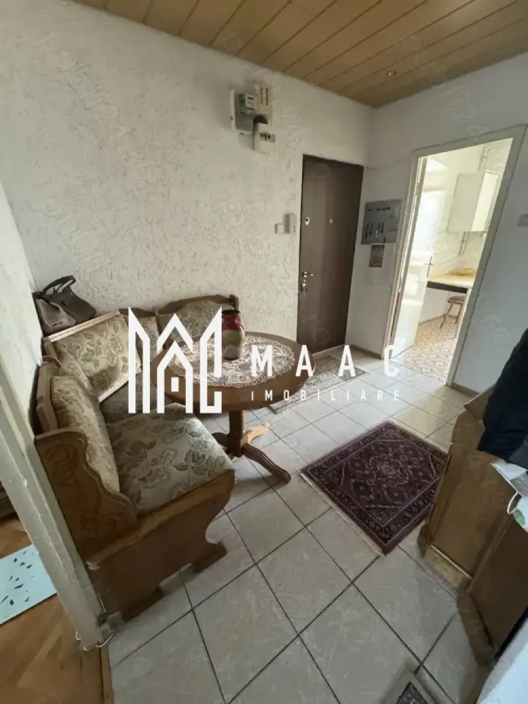 Apartament 3 camere | Etaj 2 | Decomandat | Calea Dumbravii - MAAC Imobiliare vă propune spre închiriere un apartament cu 3 camere, situat pe strada Școala de Înot – una dintre cele mai căutate zone rezidențiale din Sibiu.
Apartamentul are o suprafață utilă de 67 mp, este decomandat, confort 1, situat la etajul 2 al unui imobil izolat termic și se închiriază complet mobilat și utilat, fiind disponibil imediat.

Compartimentarea este practică: 3 camere, 1 baie, balcon, bucătărie separată, hol generos.
Dotări: centrală termică proprie, aer condiționat, geamuri termopan, ușă metalică, parchet, gresie, contorizare separată.

Avantaje zonă:

La 5 minute de Parcul Sub Arini

La 10 minute de centrul orașului

Acces rapid la transport public, magazine, școli și zone de agrement

Perioadă minimă de închiriere: 12 luni
Garanție: echivalentul unei luni de chirie

Pentru mai multe informații și vizionări, vă rugăm să menționați ID: CP2590522