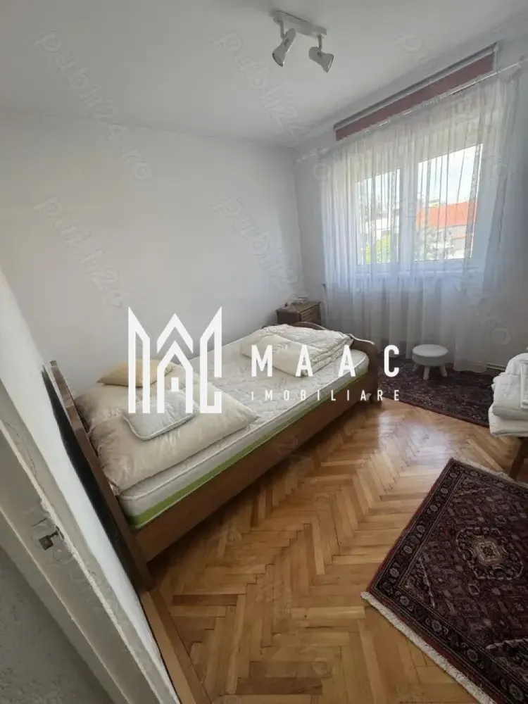 Apartament 3 camere | Etaj 2 | Decomandat | Calea Dumbravii - MAAC Imobiliare vă propune spre închiriere un apartament cu 3 camere, situat pe strada Școala de Înot – una dintre cele mai căutate zone rezidențiale din Sibiu.
Apartamentul are o suprafață utilă de 67 mp, este decomandat, confort 1, situat la etajul 2 al unui imobil izolat termic și se închiriază complet mobilat și utilat, fiind disponibil imediat.

Compartimentarea este practică: 3 camere, 1 baie, balcon, bucătărie separată, hol generos.
Dotări: centrală termică proprie, aer condiționat, geamuri termopan, ușă metalică, parchet, gresie, contorizare separată.

Avantaje zonă:

La 5 minute de Parcul Sub Arini

La 10 minute de centrul orașului

Acces rapid la transport public, magazine, școli și zone de agrement

Perioadă minimă de închiriere: 12 luni
Garanție: echivalentul unei luni de chirie

Pentru mai multe informații și vizionări, vă rugăm să menționați ID: CP2590522