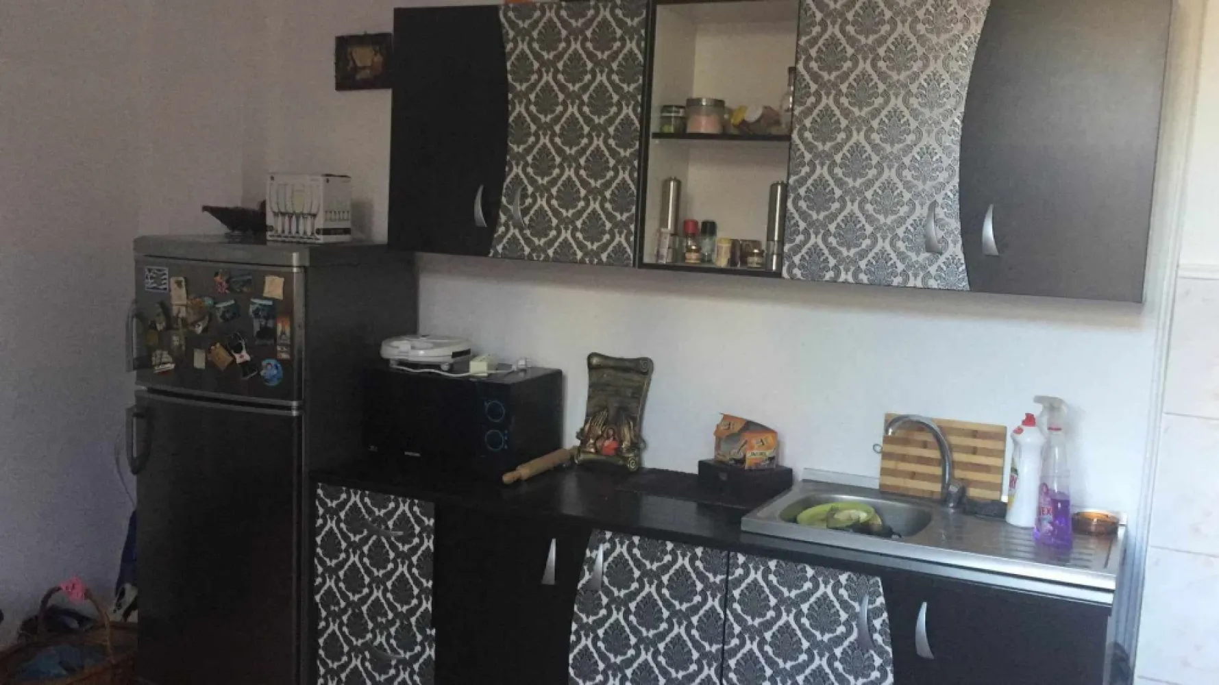 Vand apartament ULTRACENTRAL mosilor - Apartament in vila 120 mp total 85 mp utili compus din 3 camere 2 balcoane baie bucatarie hol ce poate fi facut ca dormitor ca dependinta pod. 50 mp ,gresie, faianta,termopane,usa metalica,aer conditionat, zona mosilor vechi zona centrala linistita .5 minute de piata universitati.
Curte comuna . Schimb cu apartament conf 1 plus diferenta