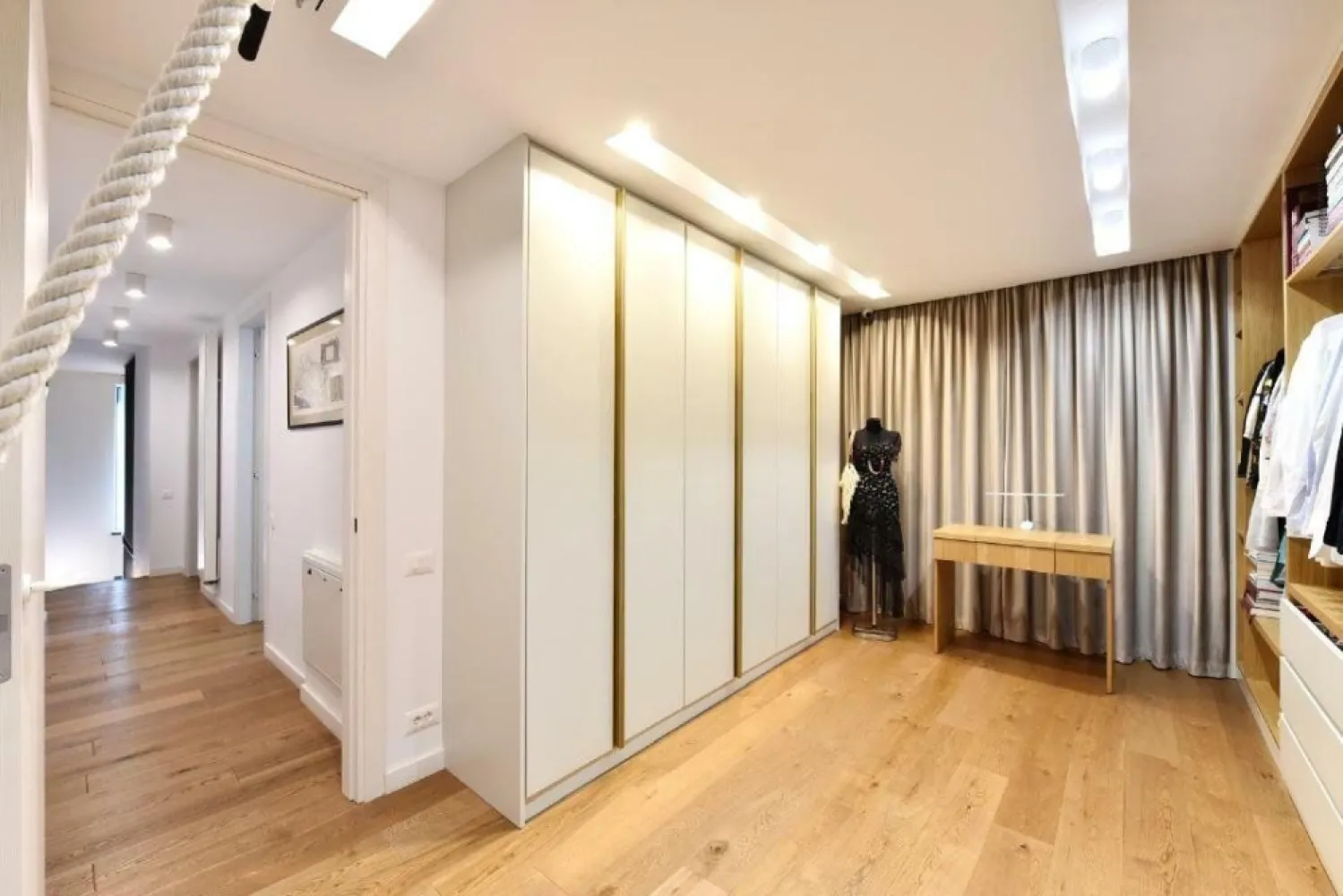 Apartament Duplex 5 camere Aviatiei - Cloud 9 Residence Lux - **Oportunitate rară în Aviaţiei - Herastrău - Pipera: Proprietate perfectă pentru familii cu copii**

Descoperiţi acest imobil de lux, complet echipat şi mobilat, ideal pentru o familie activă în inima Bucureştiului.

**Caracteristici principale:**
- **Tip imobil:** Duplex, format din 2 apartamente alipite, cu 5 camere
- **Suprafaţă construită:** 200 mp şi curte de 30 mp în complexul Cloud 9 Residence
- **Finisaje de lux:** Design interior realizat de un specialist cu atentie la compartimentare si eficientizare unitati locative de lux
- **Mobilă şi pardoseală:** Lemn masiv de cea mai înaltă calitate, parchet din lemn natural

**Locaţie privilegiată:**
- **Conectivitate excelentă:** Metrou Aviaţiei la 8 minute pe jos, aproape de DRPCIV şi Carrefour Market în incinta complexului
- **Recreere şi utilităţi:** Parcul Herăstrău şi Ponderas la scurtă distanţă cu maşina
- **Accesibilitate:** Aeroportul Băneasa în 15 minute şi Otopeni în 20 minute cu maşina

**Dotări şi facilităţi:**
- **Spaţii generoase:** 4 dormitoare, dressing separat, living cu înălţime de 6 m
- **Bucătărie complet mobilată şi utilată:** Equipată pentru confortul maxim al familiei
- **Confort modern:** Sistem smart home pentru controlul eficient al temperaturii şi încărcare auto electrică

**Alte detalii:**
- **Parcare:** Locuri disponibile contra cost, în apropierea liftului de la etajul -1 si cu statie de incarcare electrica. 
- **Preţ:** 649.000 EURO + TVA

Acest imobil unic reprezintă o oportunitate de neegalat pentru cei care apreciază confortul şi luxul într-o locaţie centrală din Bucureşti.