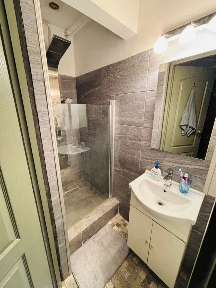 Vanzare apartament 3 camere - Apartament 3 camere in vila ( etaj 1), semidecomandat, 2 bai, 2 balcoane ( unul inchis si unul deschis) sala de fitness, curte, garaj si 1 loc de parcare separat ADP. 

Apartamentul se vinde complet mobilat ( 2 aere conditionate, masina de spalat, centrala proprie)