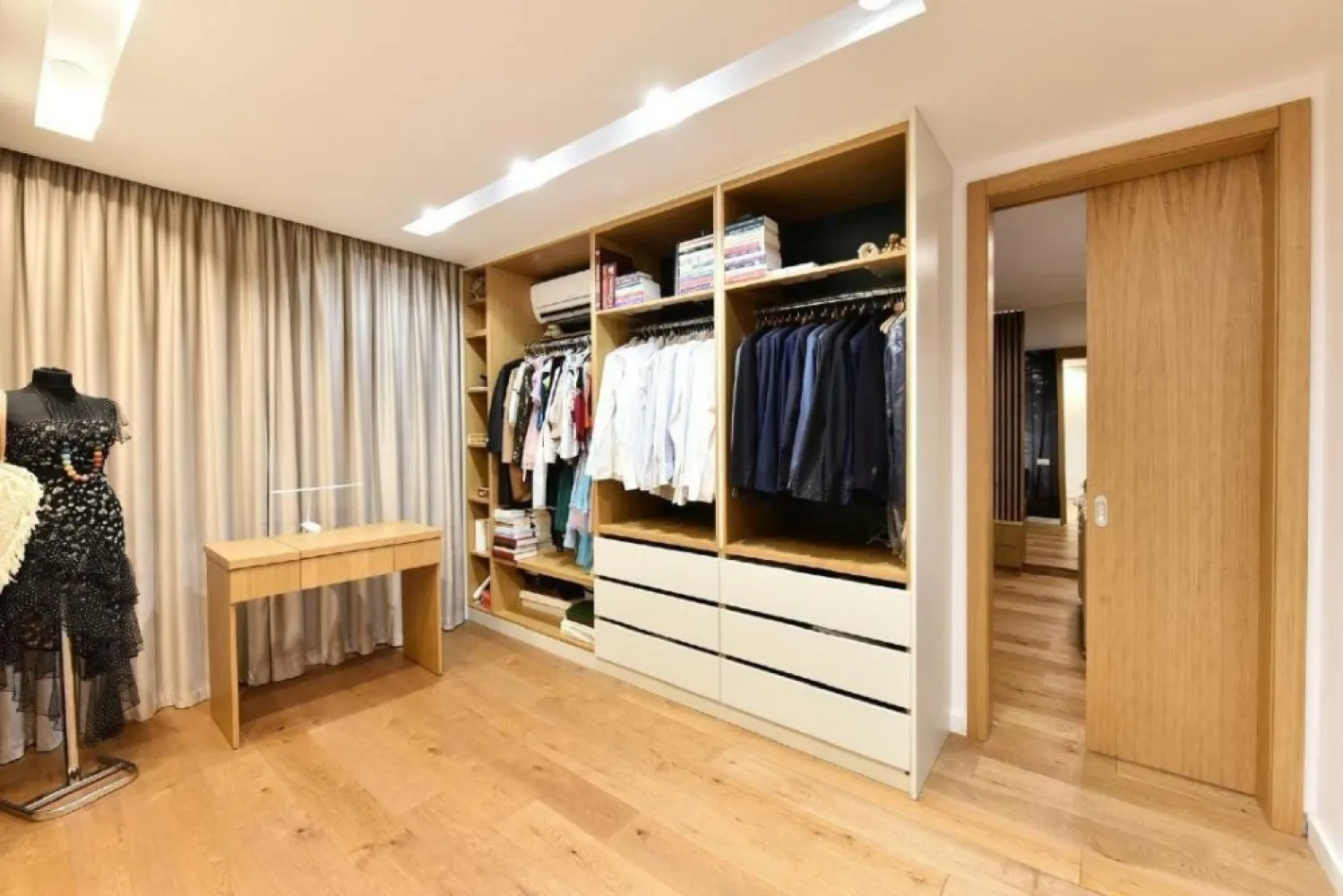 Apartament Duplex 5 camere Aviatiei - Cloud 9 Residence Lux - **Oportunitate rară în Aviaţiei - Herastrău - Pipera: Proprietate perfectă pentru familii cu copii**

Descoperiţi acest imobil de lux, complet echipat şi mobilat, ideal pentru o familie activă în inima Bucureştiului.

**Caracteristici principale:**
- **Tip imobil:** Duplex, format din 2 apartamente alipite, cu 5 camere
- **Suprafaţă construită:** 200 mp şi curte de 30 mp în complexul Cloud 9 Residence
- **Finisaje de lux:** Design interior realizat de un specialist cu atentie la compartimentare si eficientizare unitati locative de lux
- **Mobilă şi pardoseală:** Lemn masiv de cea mai înaltă calitate, parchet din lemn natural

**Locaţie privilegiată:**
- **Conectivitate excelentă:** Metrou Aviaţiei la 8 minute pe jos, aproape de DRPCIV şi Carrefour Market în incinta complexului
- **Recreere şi utilităţi:** Parcul Herăstrău şi Ponderas la scurtă distanţă cu maşina
- **Accesibilitate:** Aeroportul Băneasa în 15 minute şi Otopeni în 20 minute cu maşina

**Dotări şi facilităţi:**
- **Spaţii generoase:** 4 dormitoare, dressing separat, living cu înălţime de 6 m
- **Bucătărie complet mobilată şi utilată:** Equipată pentru confortul maxim al familiei
- **Confort modern:** Sistem smart home pentru controlul eficient al temperaturii şi încărcare auto electrică

**Alte detalii:**
- **Parcare:** Locuri disponibile contra cost, în apropierea liftului de la etajul -1 si cu statie de incarcare electrica. 
- **Preţ:** 649.000 EURO + TVA

Acest imobil unic reprezintă o oportunitate de neegalat pentru cei care apreciază confortul şi luxul într-o locaţie centrală din Bucureşti.