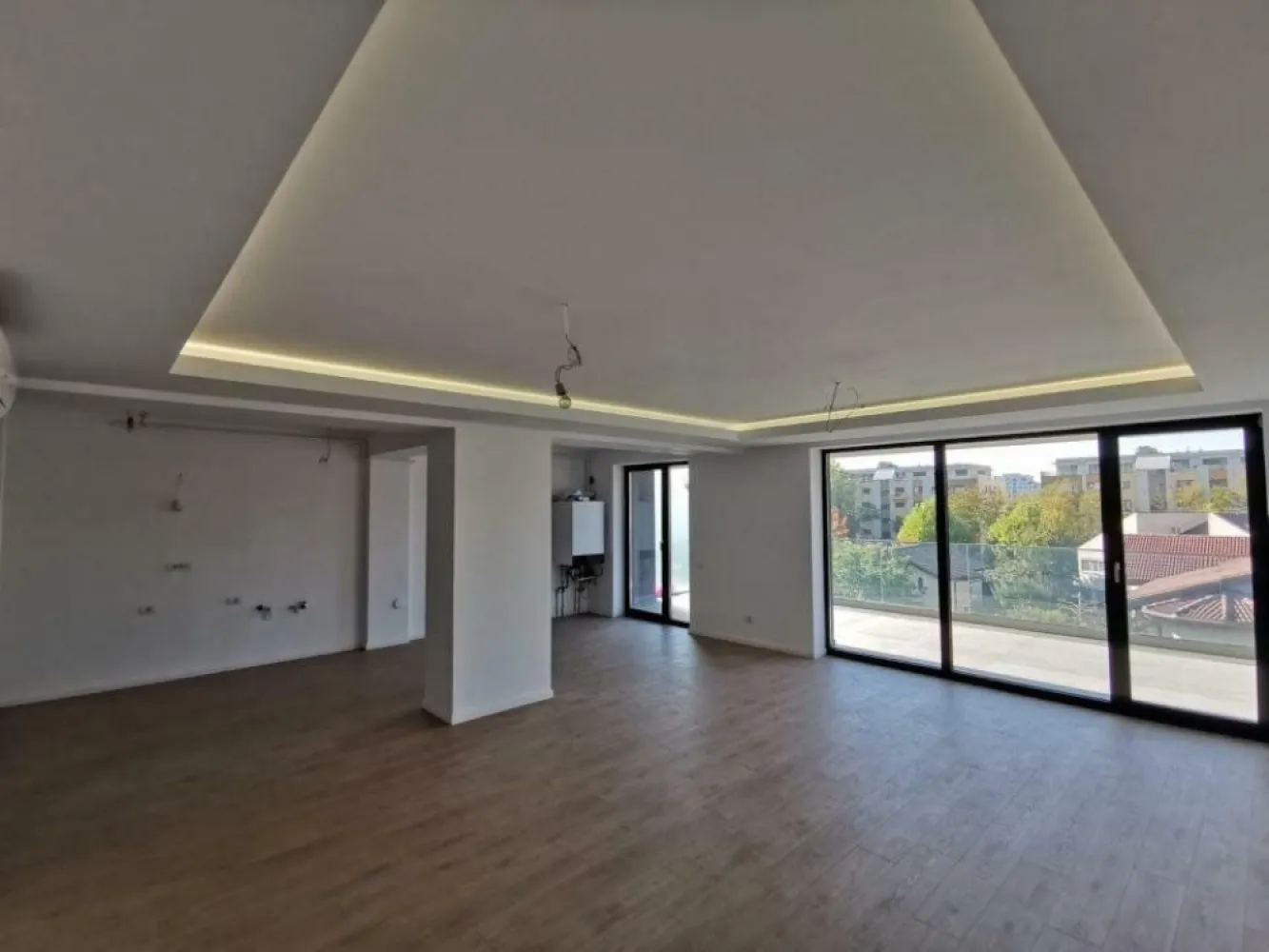 Penthouse 5 camere*parcare subterana*TVA inclus*Cantemir Residence - Se vinde penthouse cu 5 camere intrun bloc boutique cu 3 nivele situat în vecinătatea străzi Erou Iancu Nicolae, accesul se poate face atât din Erou Iancu Nicolae cât şi din Str. Şerban Cantacuzino.
 
- Este ultima unitate locativa rămasă disponibilă!

- Se pot achiziţiona şi doua locuri de parcare in subteran( preţul este separat de apartament).

- Mijloace de transport în comun: staţie autobuz la 400 m ; Şcolii şi grădinite: Mark Twain International School, British School of Bucharest, Scoala Internationala Olga Gudynn, Kindergarden etc; Supermarket: Lidl, Mega Jollie Ville etc

Principalele dotări: 
Tâmplărie aluminiu Schuco,
 Încălzire in pardoseala Rehau, 
Centrală termică Viessman, 
Ceramica Italia RONDINE, 
Uşi filomouro Italia, 
Aer condiţionat Midea, 
Obiecte sanitare: Hansgrohe şi Kludi,
 Adăpost ALA ( antiatomic),
Lifturi Otis.

Va aşteptam la vizionare!