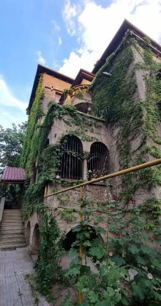 Apartament Floreasca 5 camere proprietar, pozitie superba arhitectura unica - Va propun spre vanzare un apartament cu 5 camere situat intr-o vila interbelica construita in anul 1941 pe una dintre cele mai frumoase si linistite strazi din cartierul Floreasca
Apartamentul este dispus pe un etaj intreg la etajul 1 intr-o vila p+2 retras 
Exclus agentii sau intermediari.
Curte libera 400 in care 108 mp sunt in proprietatea acestui apartament indiviziune comuna in care se regasesc brazi , trandafiri tei prun mar nuc cires cais 
Ca si anexe In proprietatea apartamentului intra 2 boxe la subsol, o camera de depozitare la etajul 2 si o treime din pod precum si spatii de depozitare la demisol+2 locuri de parcare

Vila are o arhitectura deosebita fiind proiectata de un architect Italian
Apartamentul a fost renovat integral pina la caramida in anul 2016 beneficiind de ultimele inovatii tehnologice
Astfel s-au schimbat integral circuitele electrice pe cupru in plus sau tras circuite suplimentare pentru prize , internet si cablu totul fiind marca ABB
Termopanele aplicate au fost din lemn de stejar de la firma Biowind, vopsea pereti Dulux 
Centrala termica Vaillant model 2016 calorifere Kermi Germania incalzire in pardoseala la baie
Usile interioare din lemn masiv au fost reconditionate pastrand eleganta ambientala de altadata
Usa de la intrare din lemn de stejar masiv cu sculpturi applicate , scara renovate lumina pe senzori interfon
Gresie si faianta Marazzi si FAP Ceramiche
Obiecte sanitare Vileroy and Boch , Hansgrohe
Parchetul de stejar a fost reconditionat in totalitate
Pozitia apartamentului de aceste dimensiuni este unica in cartierul Floreasca cu vedere superba inconjurat de verdeata pomi si pasari .practic este situat intre doua parcuri cu vedere la City of Bucharest 
Structura de rezistenta stalpi de beton , plansee de beton , peretii de caramida grosime 60 cm 
Apartamentul este inconjurat de 3 balcoane mari 
Strada este cu sens unic si foarte rar tranzitata datorita amplasarii sensului
Nu are risc seismic , legea112 sau alte vicii de natura legala 
Apartamentul se vinde nemobilat timp eliberare 2 luni
Nu colaborez cu agentii .