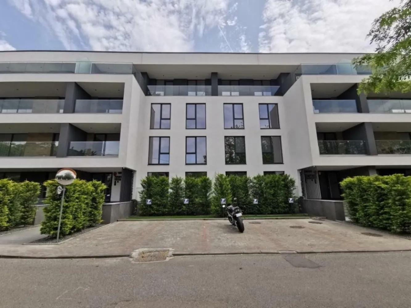 Penthouse 5 camere*parcare subterana*TVA inclus*Cantemir Residence - Se vinde penthouse cu 5 camere intrun bloc boutique cu 3 nivele situat în vecinătatea străzi Erou Iancu Nicolae, accesul se poate face atât din Erou Iancu Nicolae cât şi din Str. Şerban Cantacuzino.
 
- Este ultima unitate locativa rămasă disponibilă!

- Se pot achiziţiona şi doua locuri de parcare in subteran( preţul este separat de apartament).

- Mijloace de transport în comun: staţie autobuz la 400 m ; Şcolii şi grădinite: Mark Twain International School, British School of Bucharest, Scoala Internationala Olga Gudynn, Kindergarden etc; Supermarket: Lidl, Mega Jollie Ville etc

Principalele dotări: 
Tâmplărie aluminiu Schuco,
 Încălzire in pardoseala Rehau, 
Centrală termică Viessman, 
Ceramica Italia RONDINE, 
Uşi filomouro Italia, 
Aer condiţionat Midea, 
Obiecte sanitare: Hansgrohe şi Kludi,
 Adăpost ALA ( antiatomic),
Lifturi Otis.

Va aşteptam la vizionare!