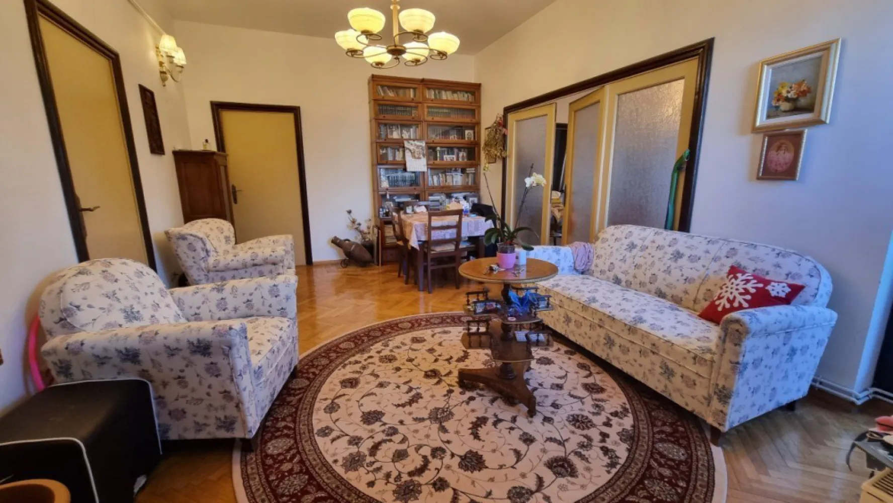 Apartament Floreasca 5 camere proprietar, pozitie superba arhitectura unica - Va propun spre vanzare un apartament cu 5 camere situat intr-o vila interbelica construita in anul 1941 pe una dintre cele mai frumoase si linistite strazi din cartierul Floreasca
Apartamentul este dispus pe un etaj intreg la etajul 1 intr-o vila p+2 retras 
Exclus agentii sau intermediari.
Curte libera 400 in care 108 mp sunt in proprietatea acestui apartament indiviziune comuna in care se regasesc brazi , trandafiri tei prun mar nuc cires cais 
Ca si anexe In proprietatea apartamentului intra 2 boxe la subsol, o camera de depozitare la etajul 2 si o treime din pod precum si spatii de depozitare la demisol+2 locuri de parcare

Vila are o arhitectura deosebita fiind proiectata de un architect Italian
Apartamentul a fost renovat integral pina la caramida in anul 2016 beneficiind de ultimele inovatii tehnologice
Astfel s-au schimbat integral circuitele electrice pe cupru in plus sau tras circuite suplimentare pentru prize , internet si cablu totul fiind marca ABB
Termopanele aplicate au fost din lemn de stejar de la firma Biowind, vopsea pereti Dulux 
Centrala termica Vaillant model 2016 calorifere Kermi Germania incalzire in pardoseala la baie
Usile interioare din lemn masiv au fost reconditionate pastrand eleganta ambientala de altadata
Usa de la intrare din lemn de stejar masiv cu sculpturi applicate , scara renovate lumina pe senzori interfon
Gresie si faianta Marazzi si FAP Ceramiche
Obiecte sanitare Vileroy and Boch , Hansgrohe
Parchetul de stejar a fost reconditionat in totalitate
Pozitia apartamentului de aceste dimensiuni este unica in cartierul Floreasca cu vedere superba inconjurat de verdeata pomi si pasari .practic este situat intre doua parcuri cu vedere la City of Bucharest 
Structura de rezistenta stalpi de beton , plansee de beton , peretii de caramida grosime 60 cm 
Apartamentul este inconjurat de 3 balcoane mari 
Strada este cu sens unic si foarte rar tranzitata datorita amplasarii sensului
Nu are risc seismic , legea112 sau alte vicii de natura legala 
Apartamentul se vinde nemobilat timp eliberare 2 luni
Nu colaborez cu agentii .
